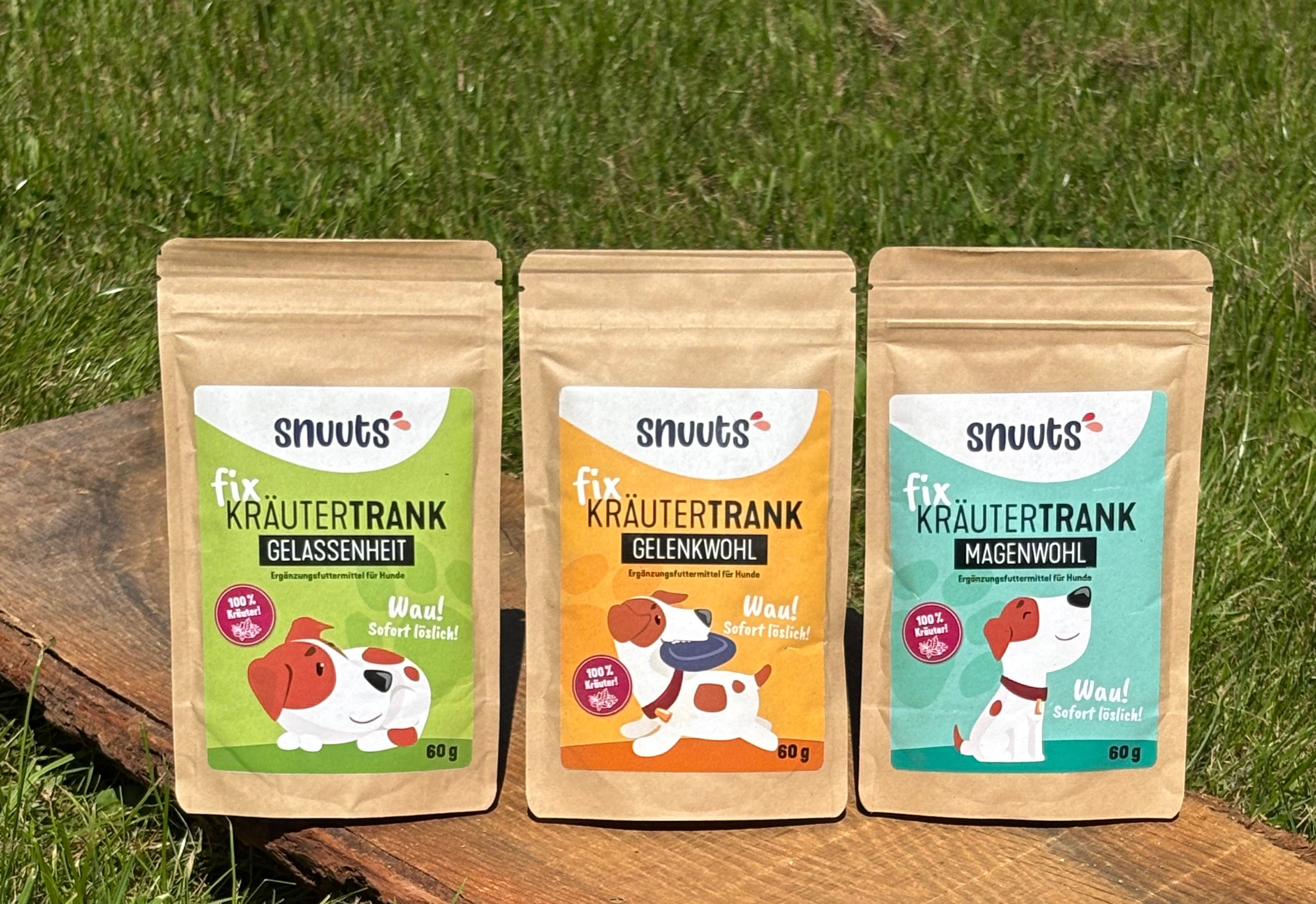 Drei Produktbeutel nebeneinander. Aufdruck: "snuuts Kräutertrank". Verschiedene Illustrationen von Hunden. Text: "Gelenkwohl", "Gelassenheit", "Magenwohl".