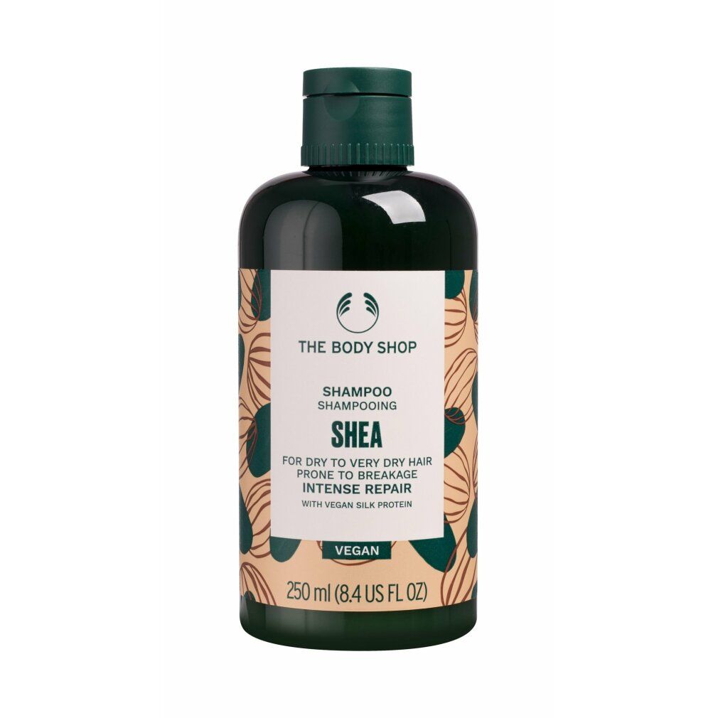 Grüne Shampoo-Flasche mit Etikett. Aufschrift: Shea, The Body Shop, Vegan. Für trockenes Haar. 250 ml.