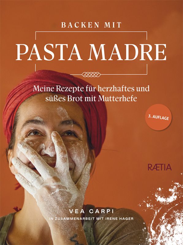 Buchcover: Backen mit Pasta Madre. Titel, Autorin, 3. Auflage. Frau mit Mehl im Gesicht.