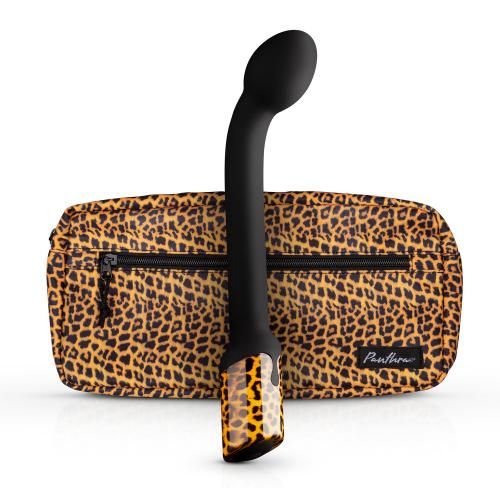 Vibratore nero curvo con motivo leopardato sull'impugnatura, davanti a una pochette abbinata. Marchio Panthera visibile.