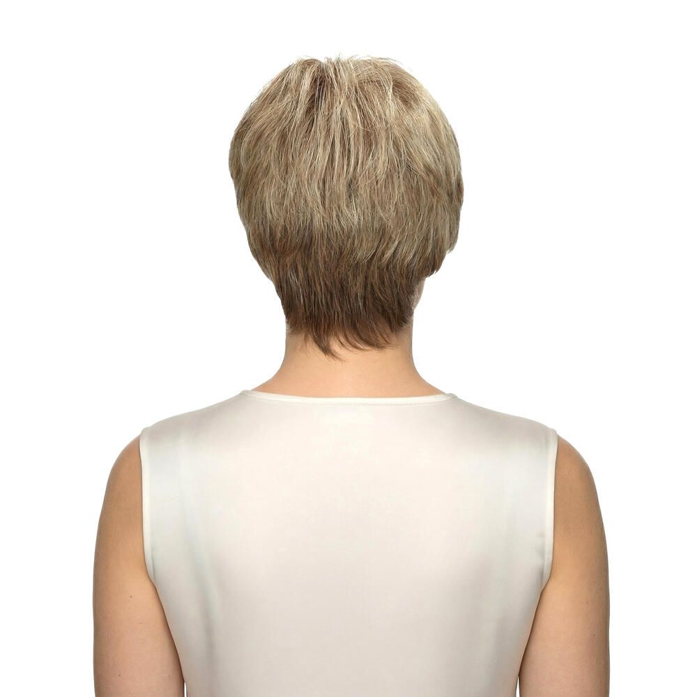 Rückansicht einer Kurzhaarperücke in Blondtönen. Hellbeige Oberteil.