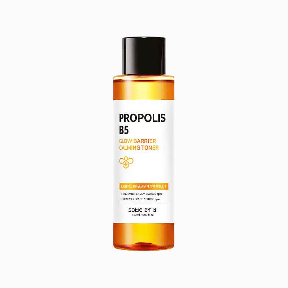 Zylindrische Flasche mit schwarzem Deckel. Aufschrift: PROPOLIS B5 GLOW BARRIER CALMING TONER. Gelbliche Flüssigkeit sichtbar.