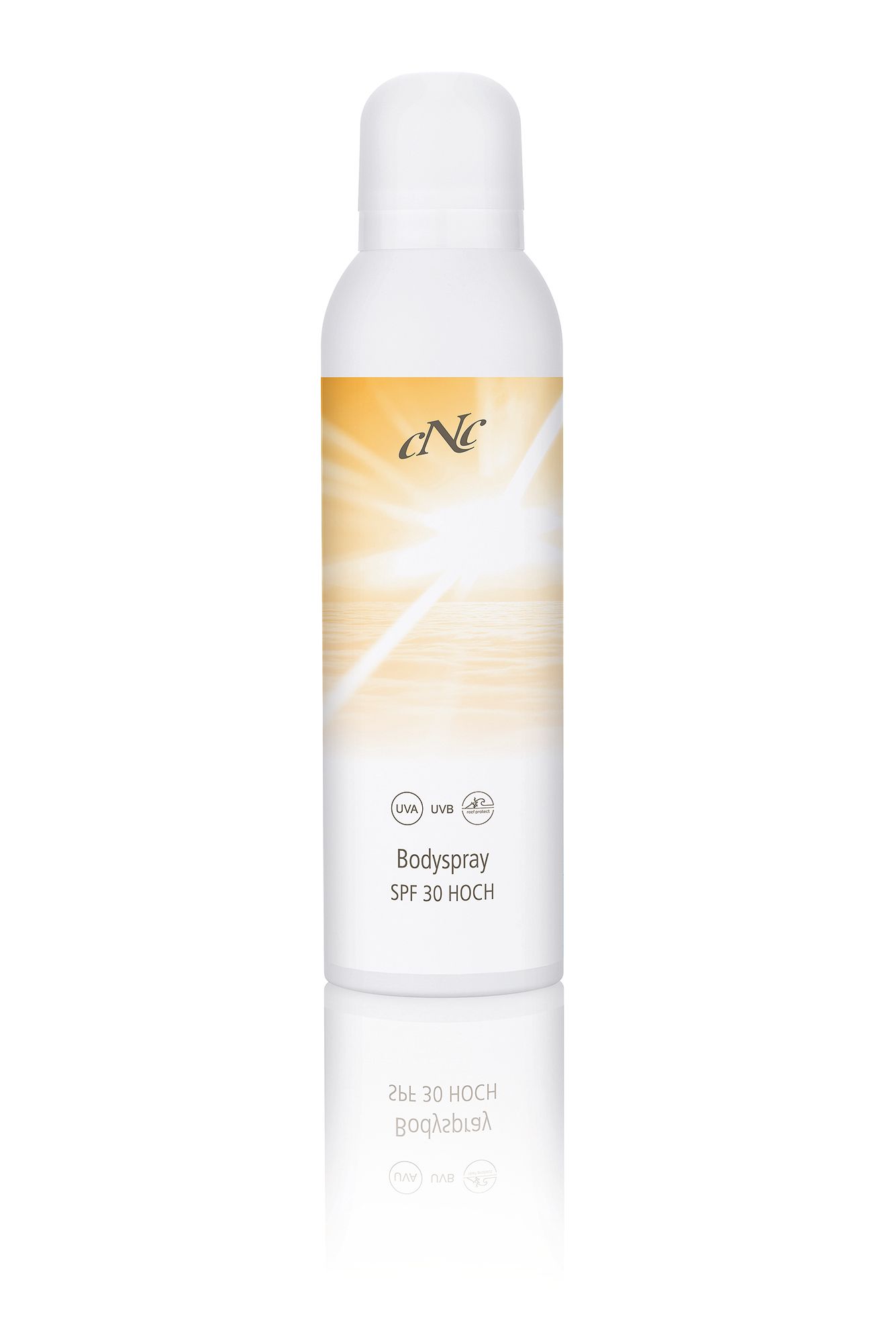 Weiße Sprühflasche mit gelbem Etikett. Aufschrift: cNc, Bodyspray SPF 30 HOCH. UV-Schutz-Symbole.