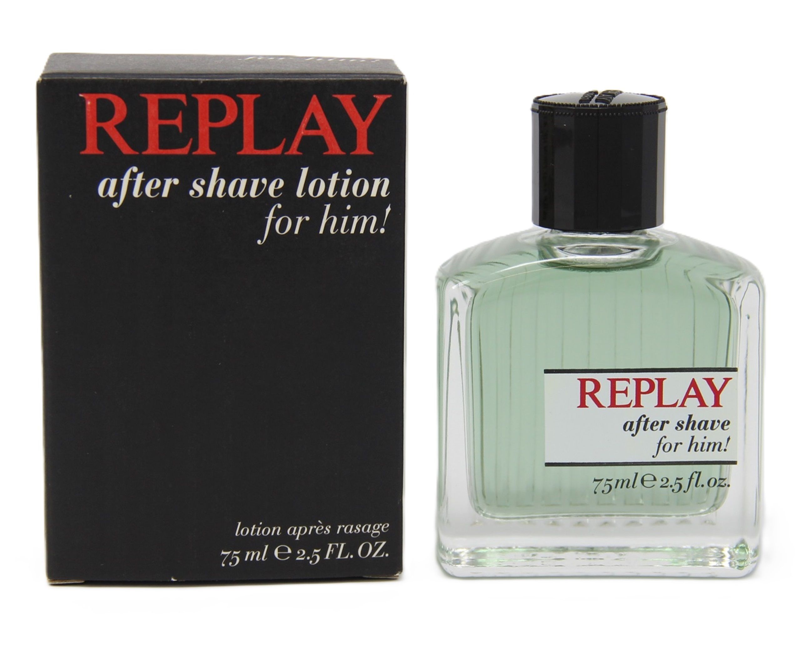 Aftershave-Lotion mit Verpackung. Schwarze Schachtel mit rotem Schriftzug REPLAY. Flakon mit grünlicher Flüssigkeit.
