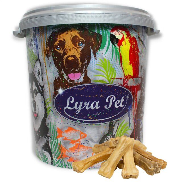 Tonne mit Lyra Pet Kauknochen. Aufdruck mit Hund, Papagei und Fischen. Daneben liegen Kauknochen.