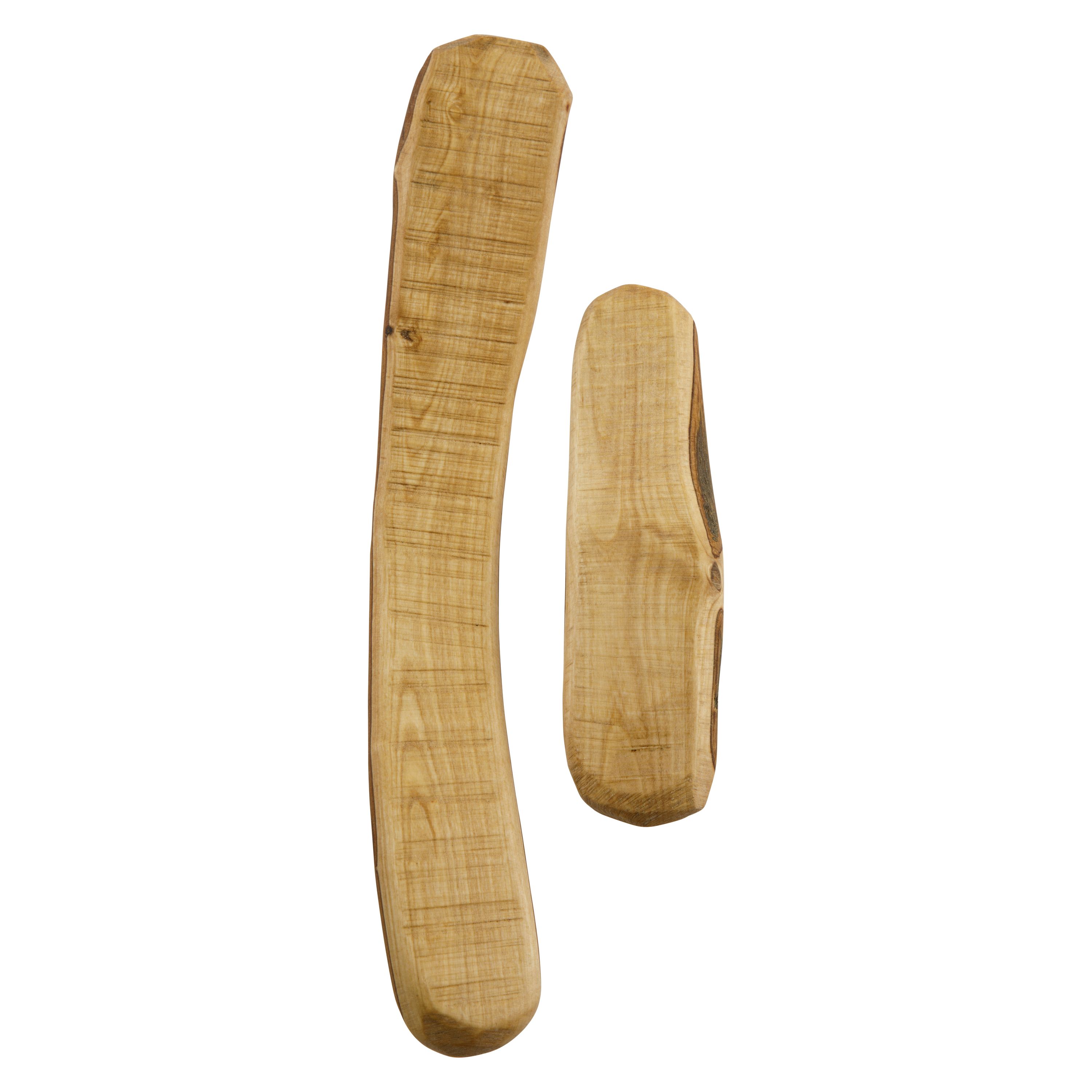 Zwei Olivenholz Kaustäbe. Längliche Form, hellbraunes Holz. Natürliche Maserung, unregelmäßige Kanten.