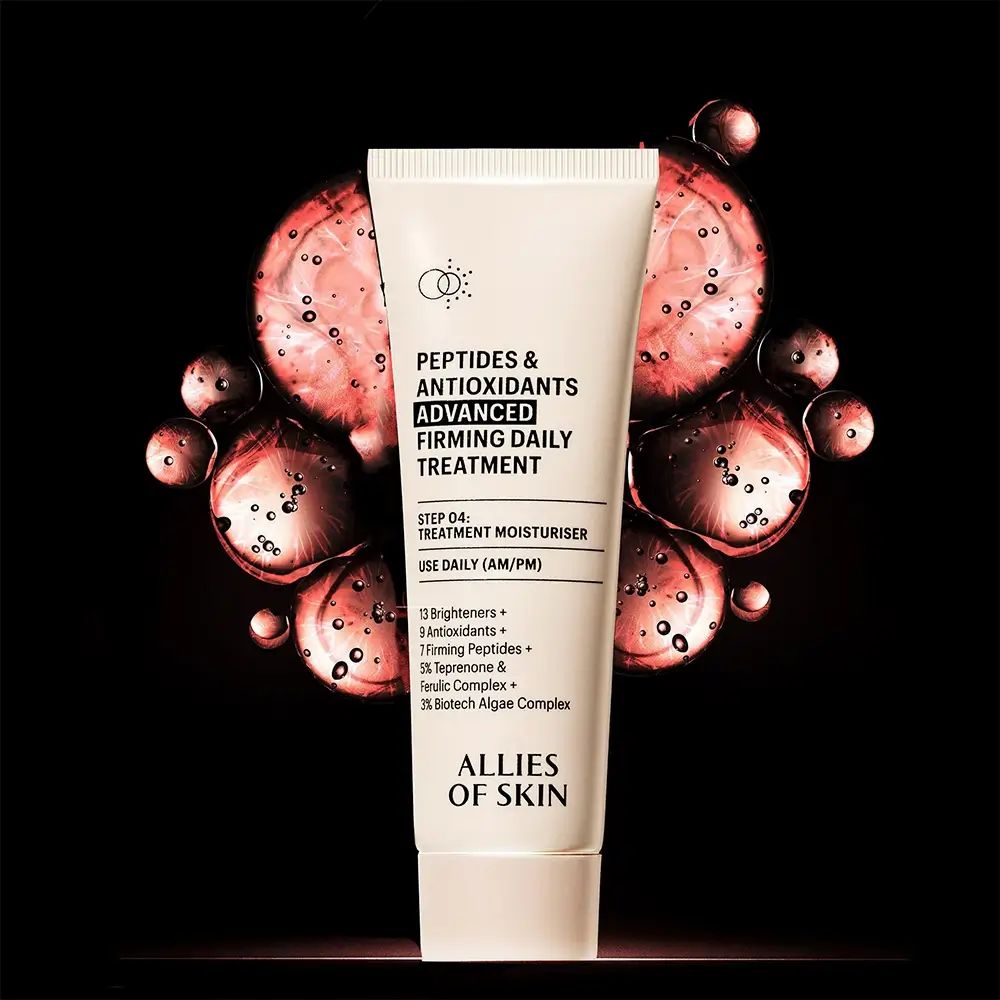 Beige Tube mit Text: Peptides & Antioxidants, Advanced Firming Daily Treatment. Marke: ALLIES OF SKIN, vor rotem Hintergrund.