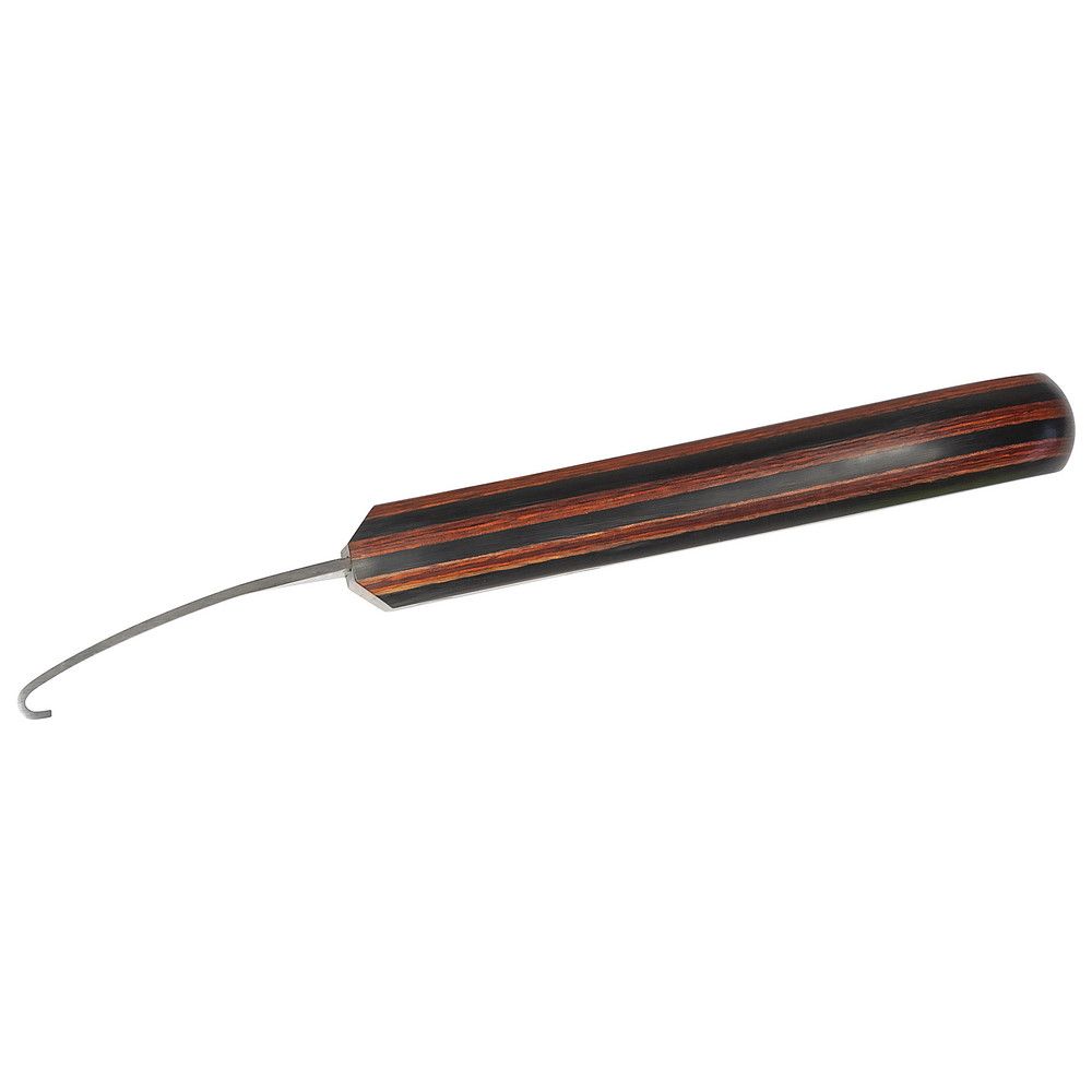 Hufmesser mit Holzgriff und gebogener Metallklinge. Holzgriff mit dunklen Streifen. Silberne Klinge.