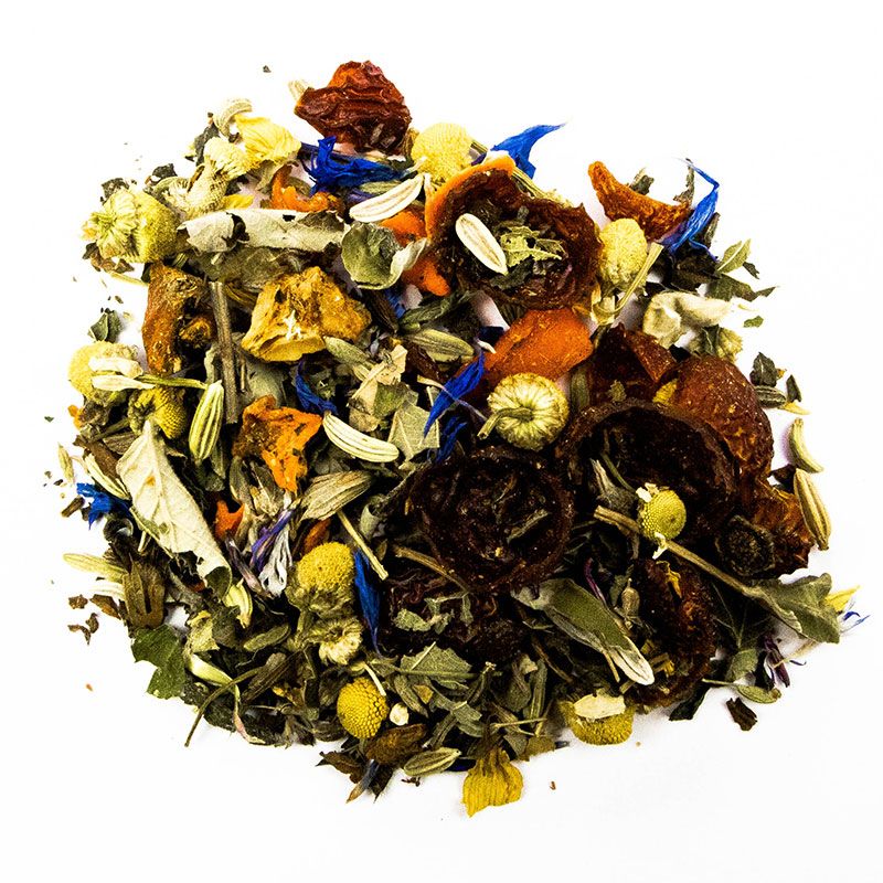 Kräutermischung mit Blüten, Blättern und getrockneten Früchten, Draufsicht.