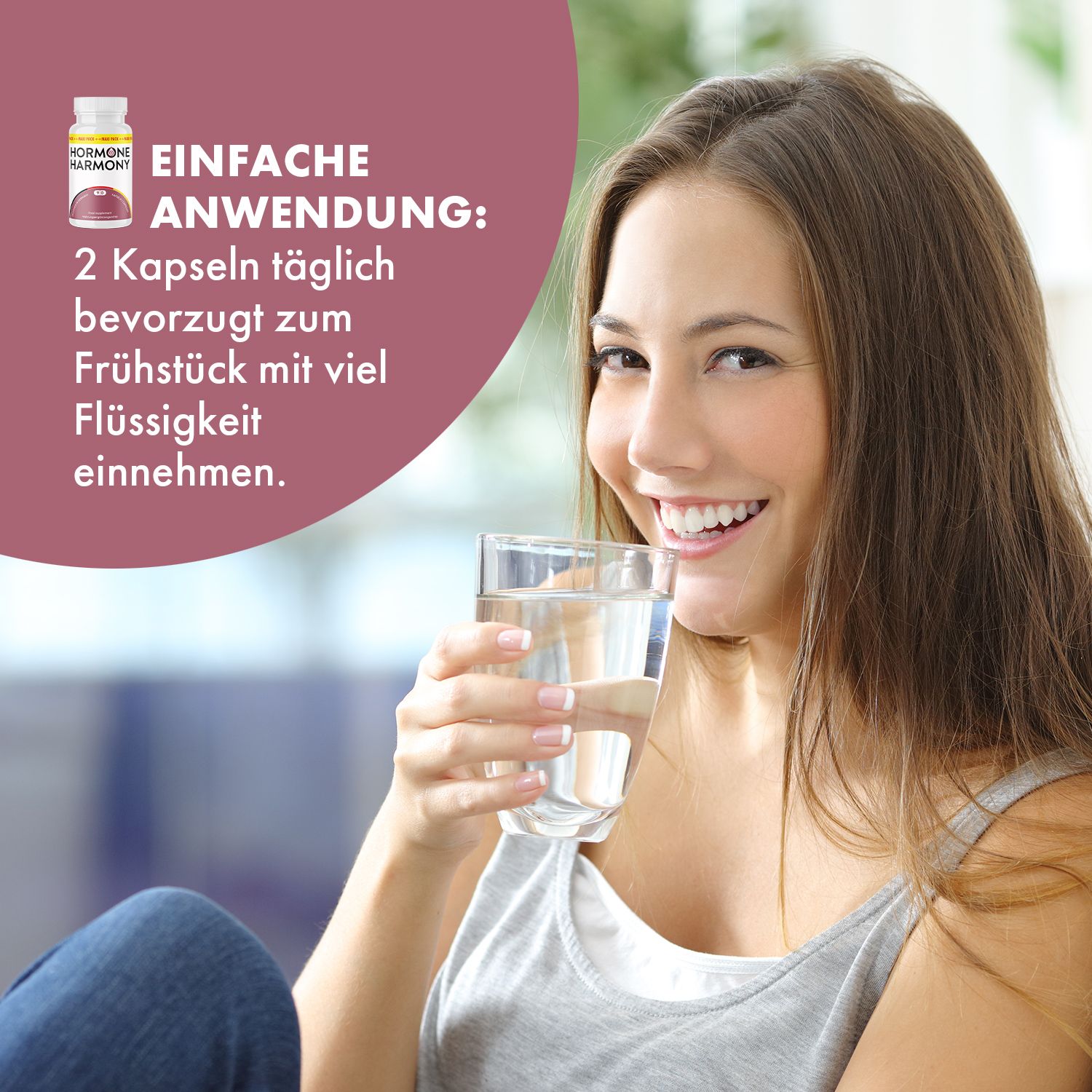 Frau trinkt Wasser. Kleines Fläschchen mit Kapseln. Aufschrift: Hormone Harmony. Text: 2 Kapseln täglich mit Flüssigkeit.