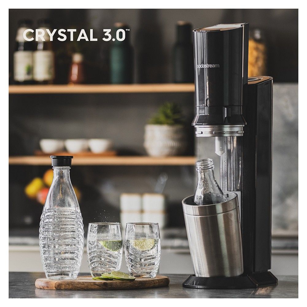 SodaStream Crystal 3.0 mit Glasflasche und Gläsern, bereit für Sprudelwasser.