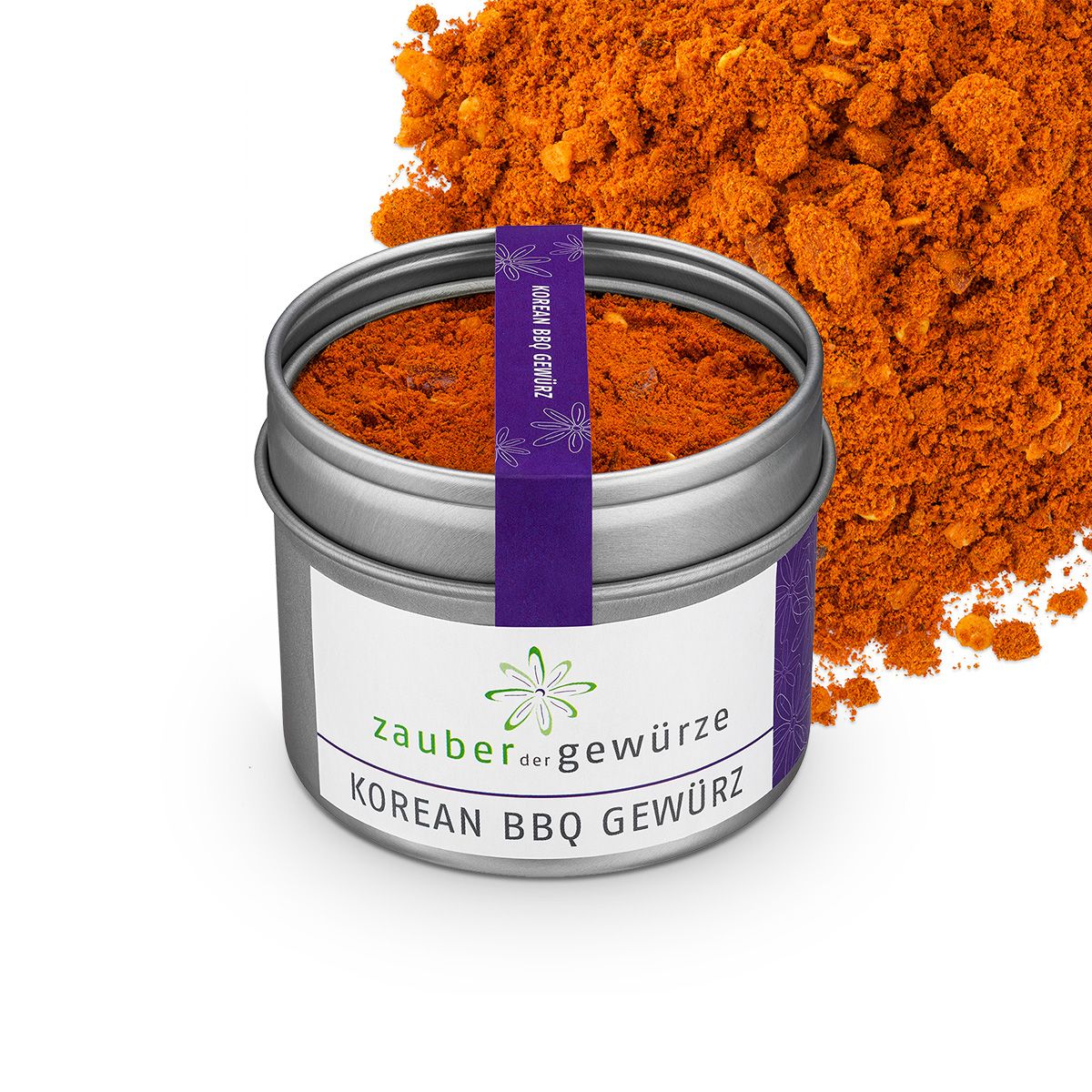 Geöffnete Dose mit koreanischem BBQ-Gewürz. Gewürz daneben. Aufkleber mit Produktname und Logo. Lila Band.