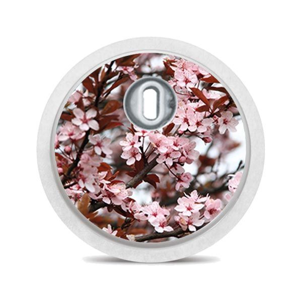 Runder Aufkleber mit Kirschblütenmuster. Kirschblütenzweige auf weißem Hintergrund.