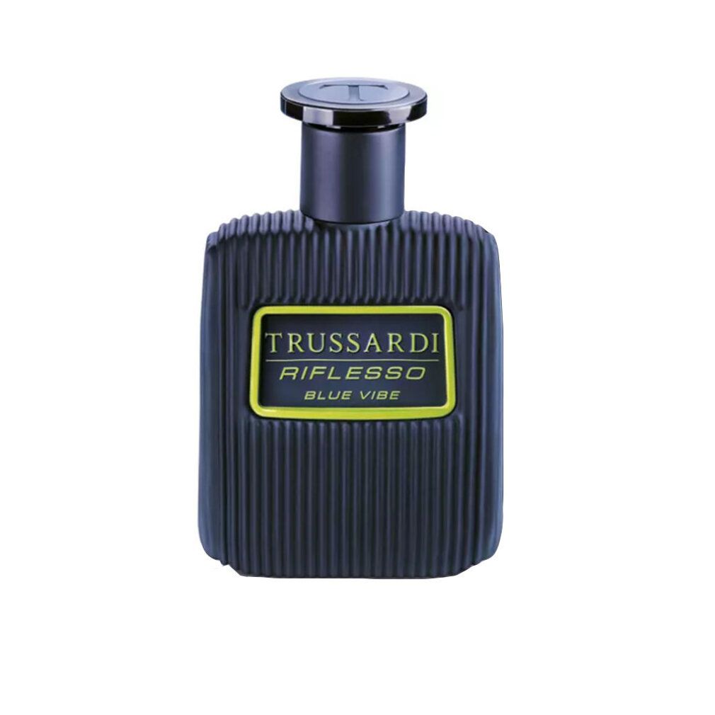 Dunkelblaue Flasche Trussardi Riflesso Blue Vibe. Geriffelte Oberfläche, gelbes Etikett. Schwarzer Deckel. Text sichtbar.