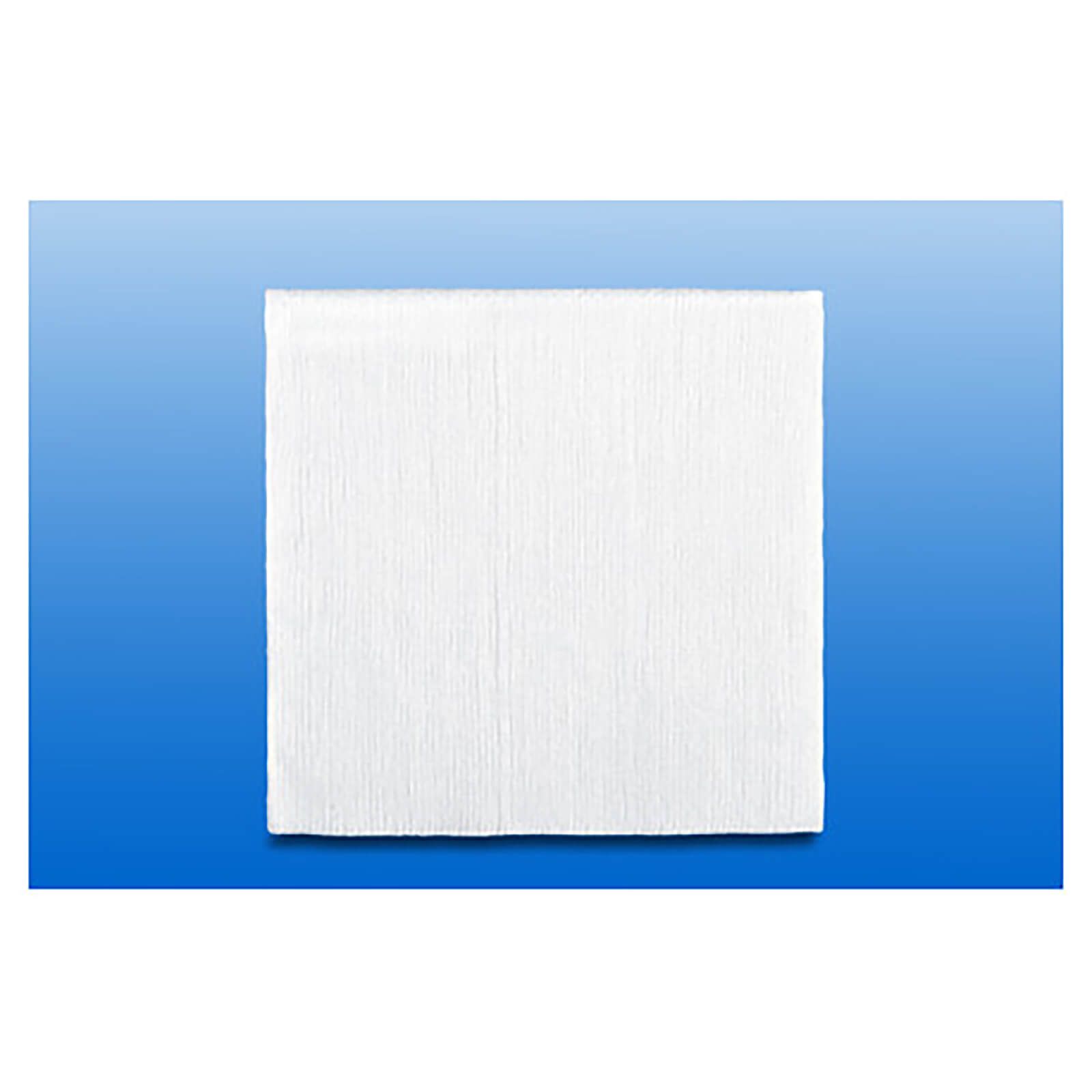 Quadratische, weiße Vliesstoffkompresse. Feine, textile Struktur. Liegt auf blauem Hintergrund.