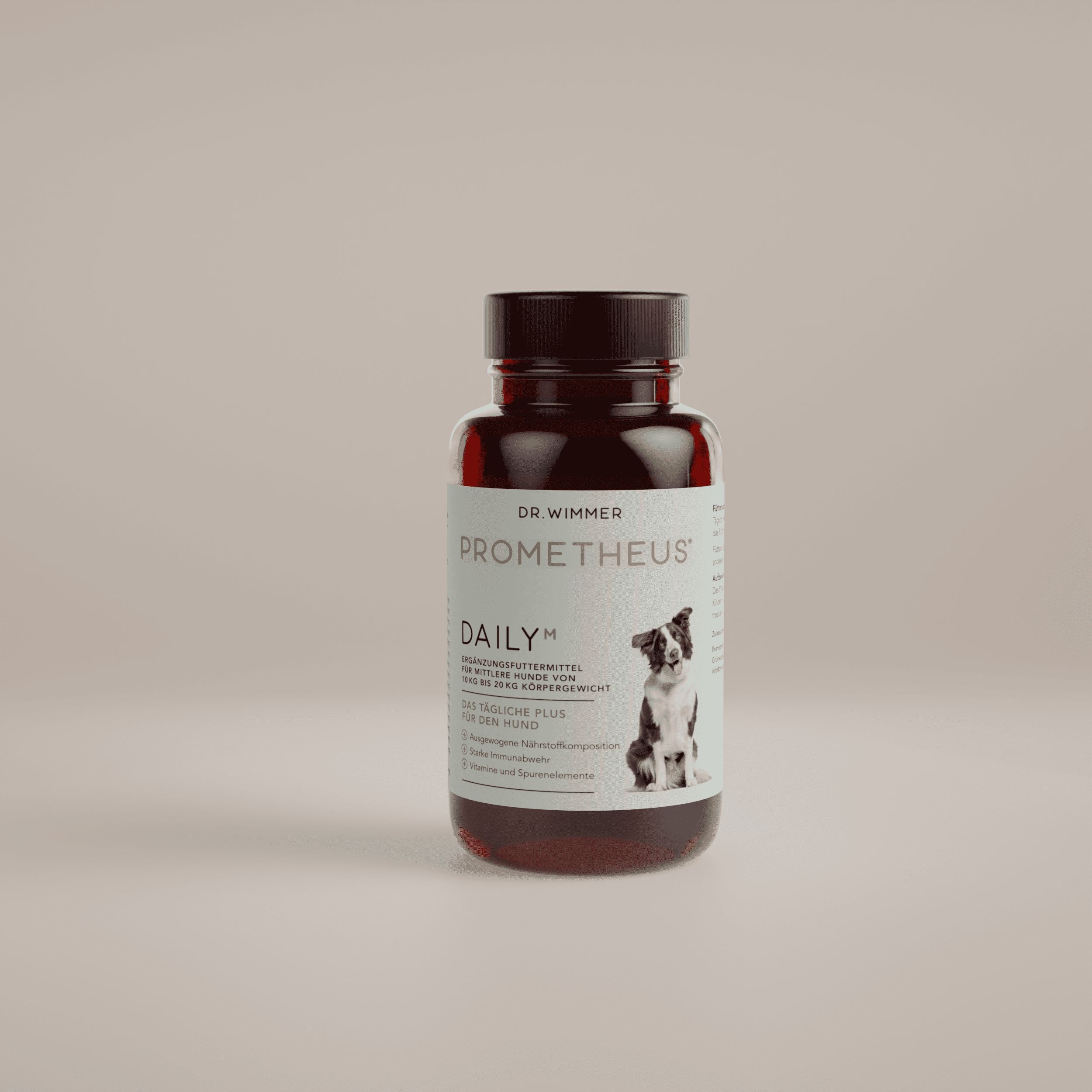 PROMETHEUS Daily M. Braune Flasche mit weißem Etikett. Aufschrift: Daily M, Dr. Wimmer. Abbildung eines Hundes. Ergänzungsfuttermittel.