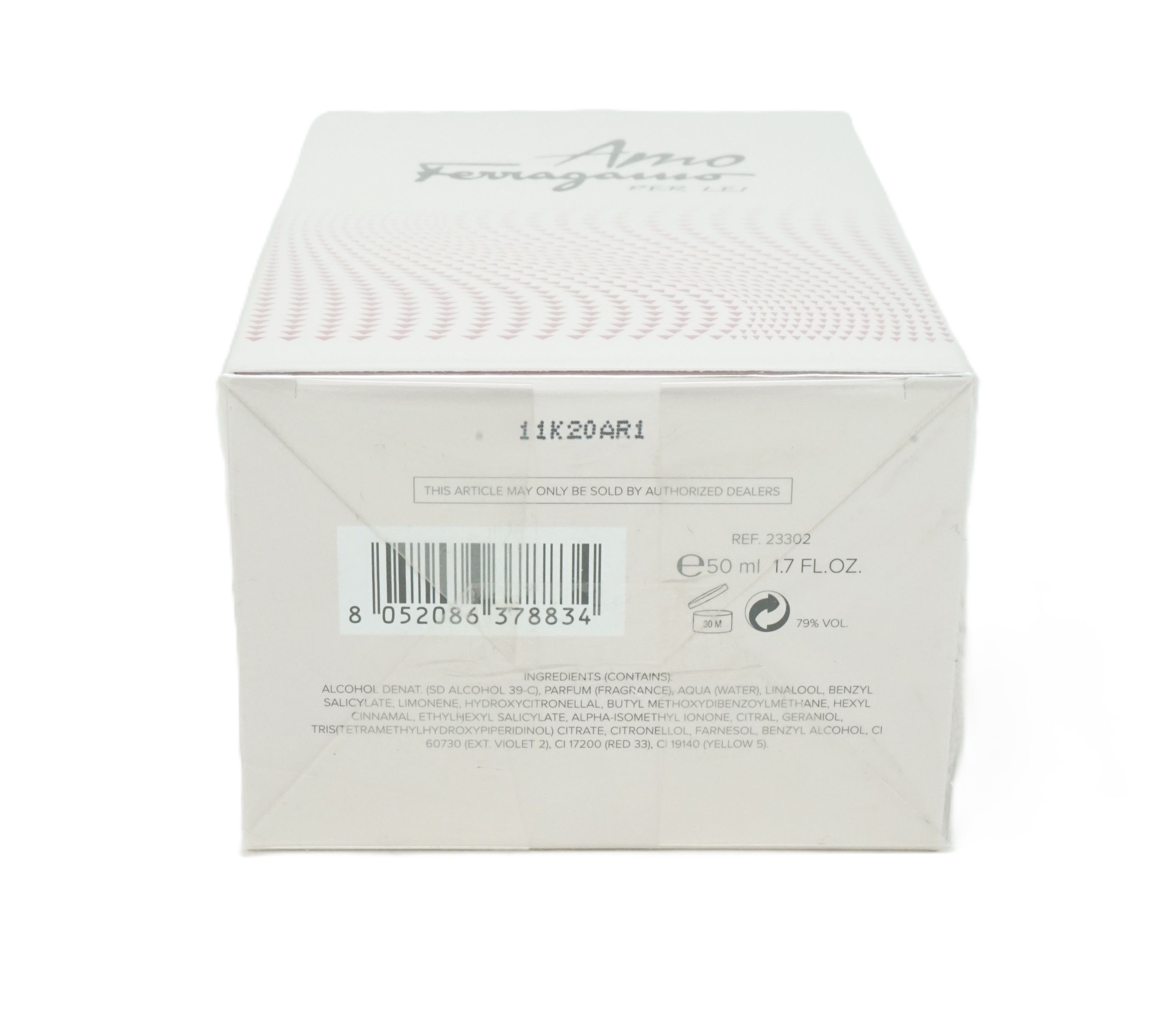 Parfümverpackung. Weißer Karton mit Produktinformationen, Barcode und Schriftzug. 50 ml.