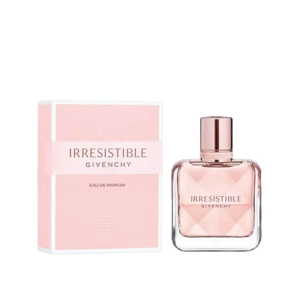 Parfümflakon und Verpackung. Flakon mit rosafarbenem Inhalt. Text: Irresistible Givenchy Eau de Parfum. Rosa Verpackung.
