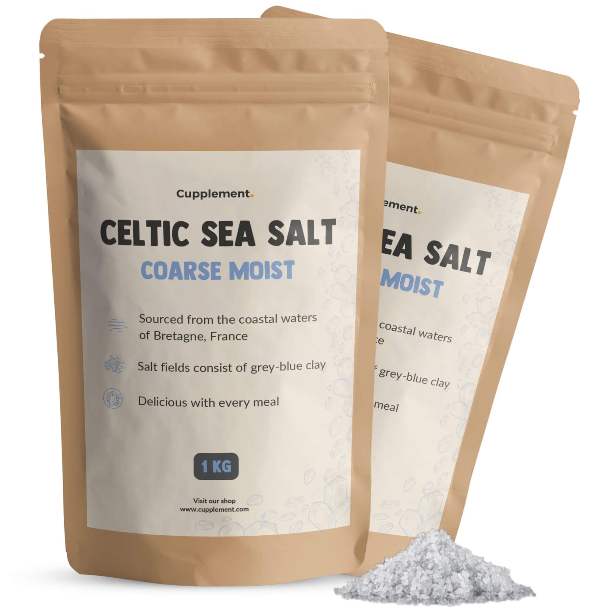 Zwei Beutel mit grobem, feuchtem Meersalz. Aufschrift: Celtic Sea Salt, 1 kg. Herkunft: Bretagne, Frankreich.