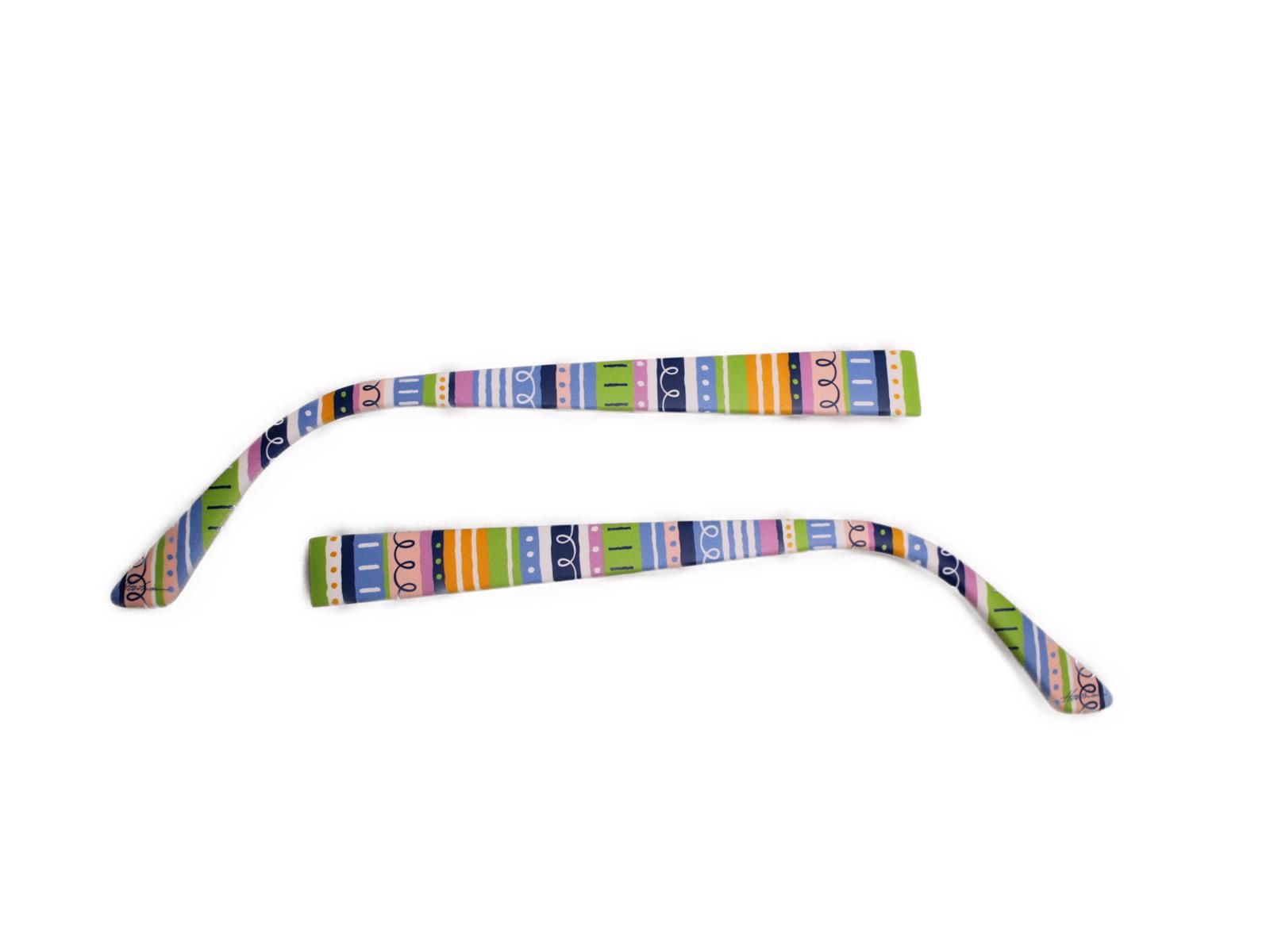 Zwei bunte Brillenbügel mit geometrischem Muster. Bügel sind gebogen und liegen auf weißem Hintergrund. Muster mit Streifen und Punkten.