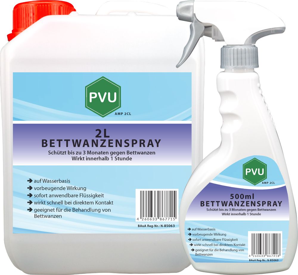 Zwei PVU Bettwanzenspray-Flaschen. Eine 2L-Kanister mit rotem Deckel, eine 500ml-Sprühflasche. Beide mit Etiketten und Produktinformationen.