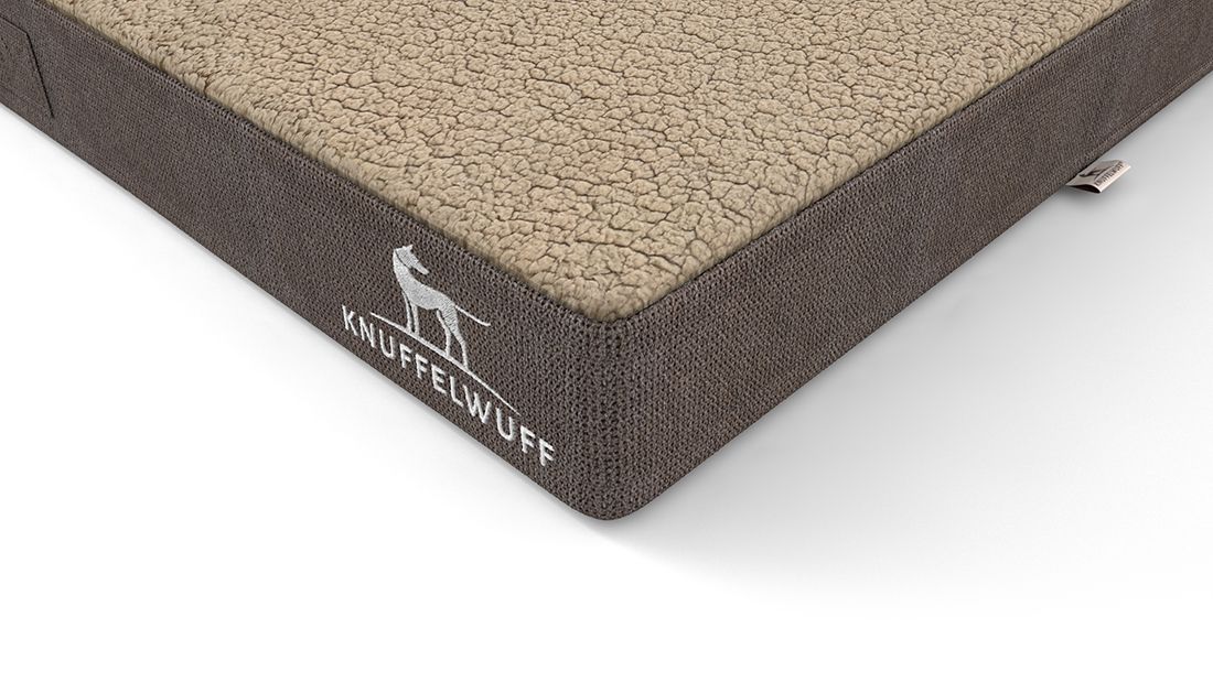Ecke der orthopädischen Hundematte. Beige und braun. Logo: Knuffelwuff.