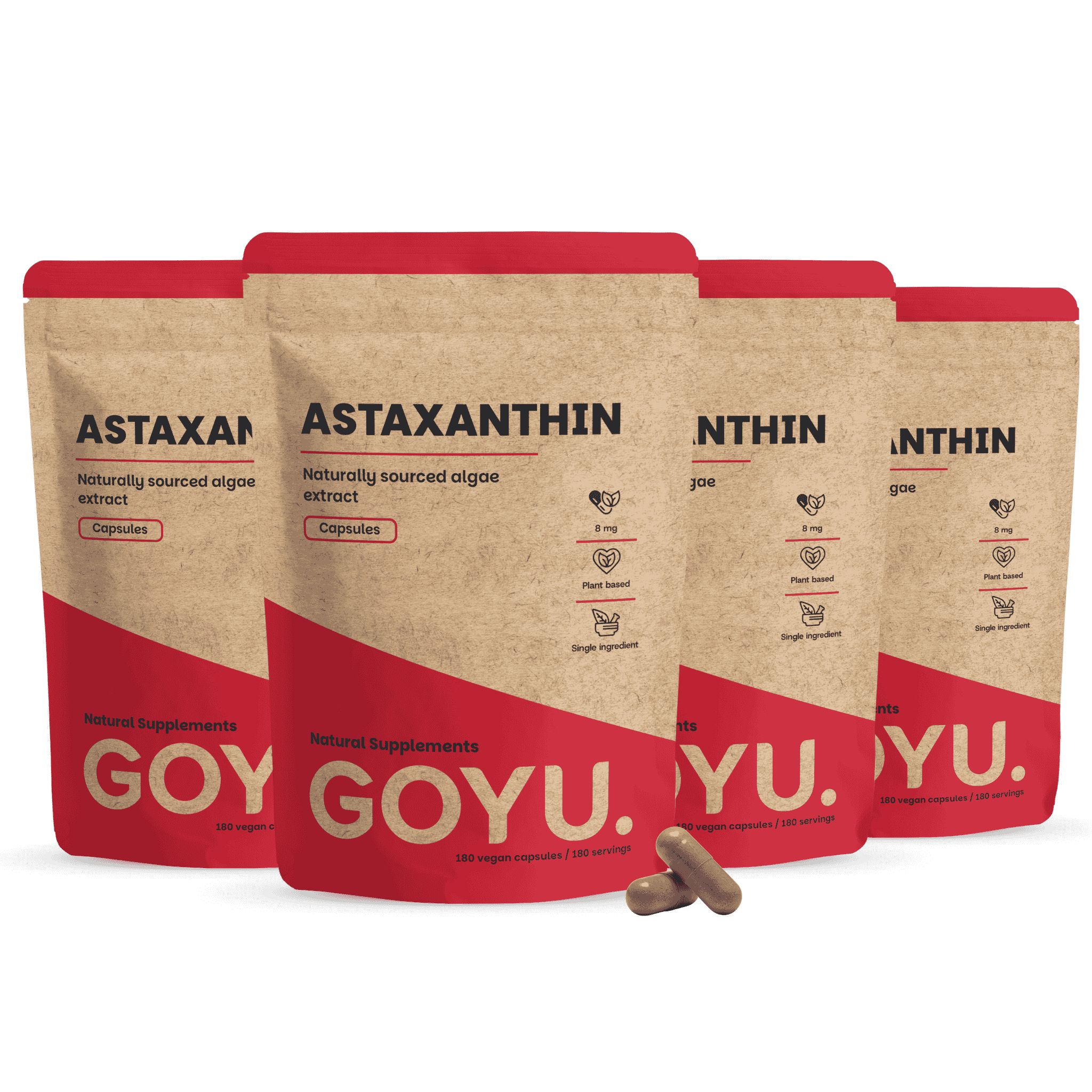 Vier Packungen Astaxanthin-Kapseln mit rotem Etikett und braunem Beutel.
