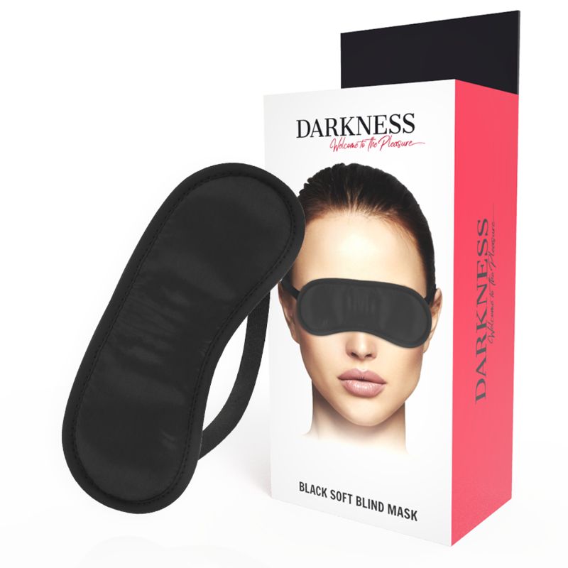 Schwarze Schlafmaske mit verstellbarem Band, neben einer Verpackung mit dem Bild einer Frau, die eine Maske trägt.