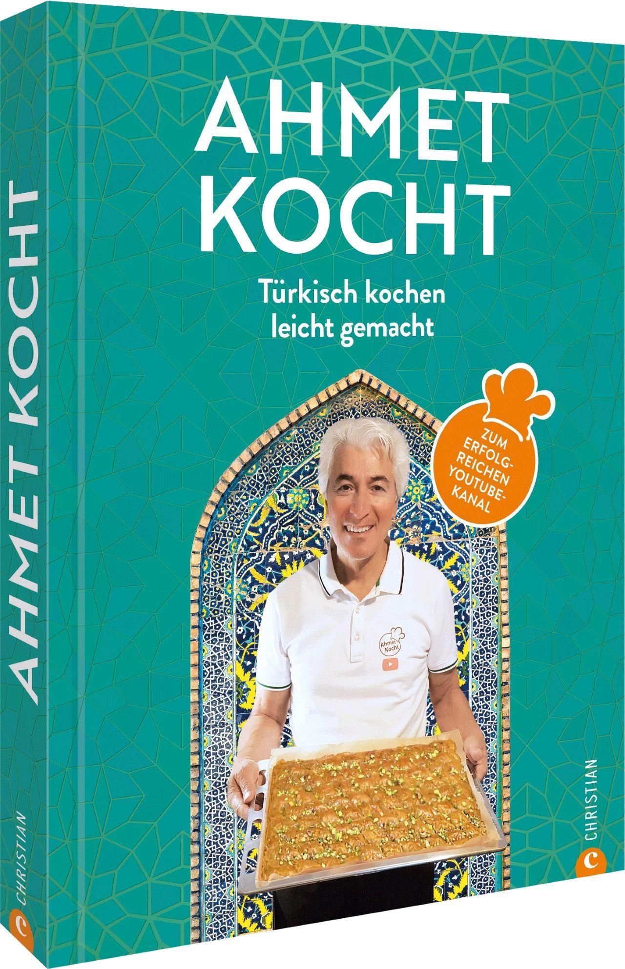 Buchcover: "AHMET KOCHT". Titel: Türkisch kochen leicht gemacht. Autor hält Backblech mit Gebäck. Logo: Zum erfolgreichen Youtube-Kanal. Verlag: Christian.