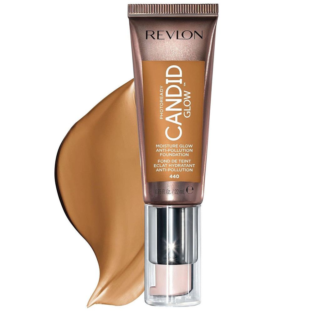 Revlon PhotoReady Candid Glow Foundation Tube mit Farbmuster. Braunfarbene Flüssigkeit, silberne Pumpe, goldfarbener Deckel. Text: Candid Glow, 440.