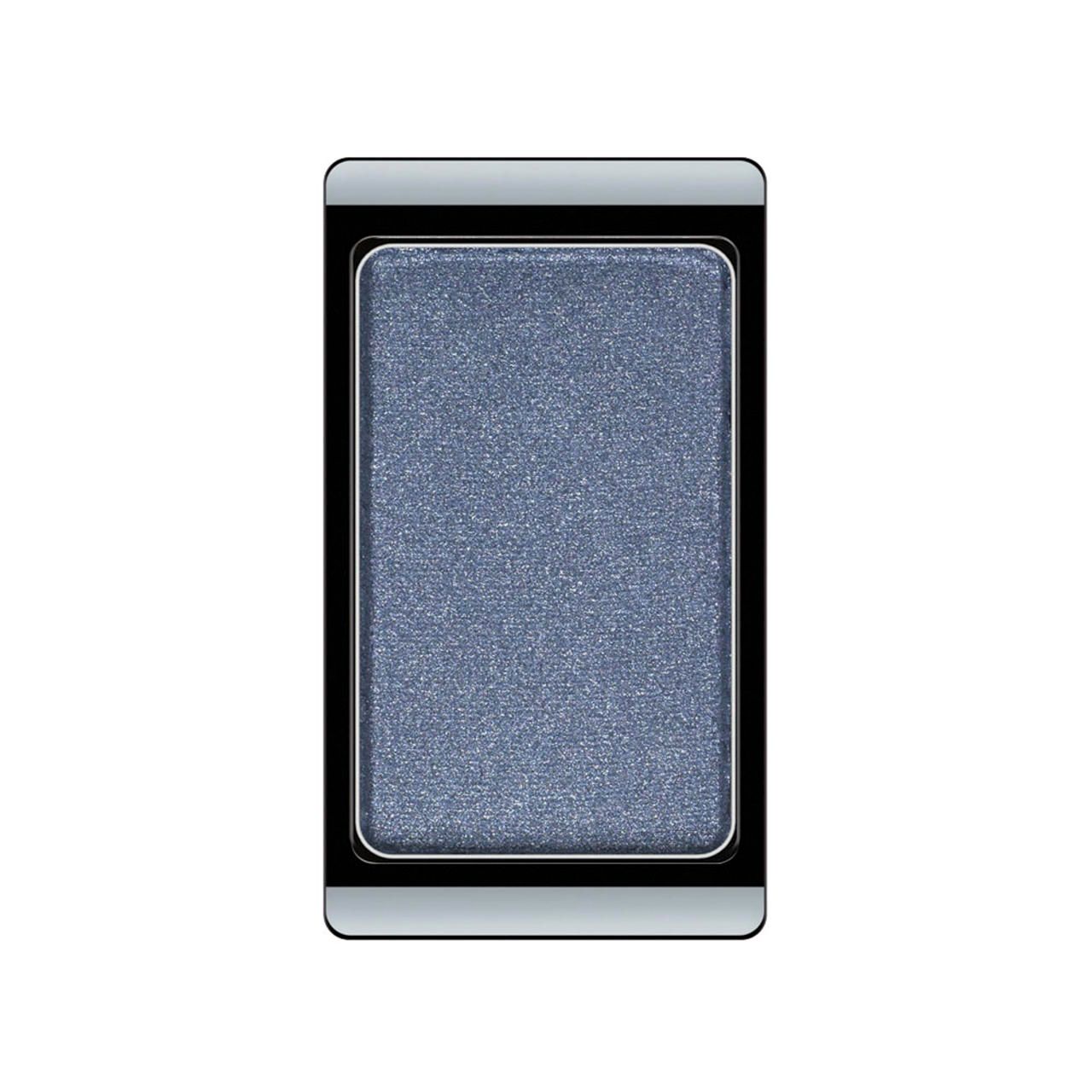 Artdeco Lidschatten Pearlfarben, rechteckige Form, stahlblauer Farbton mit Glanz. Schwarzer Rahmen, silberne Umrandung.