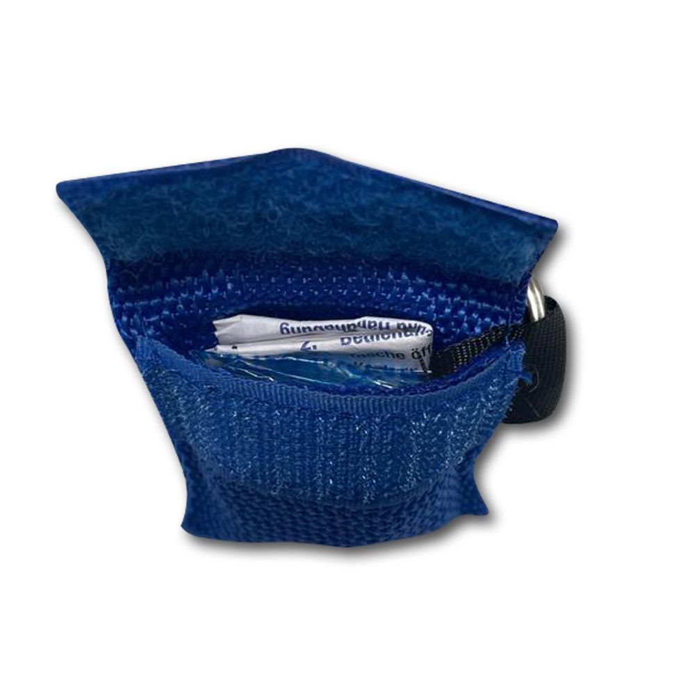 Offenes blaues Softcase mit Einmal-Beatmungstuch und Schlüsselanhänger.