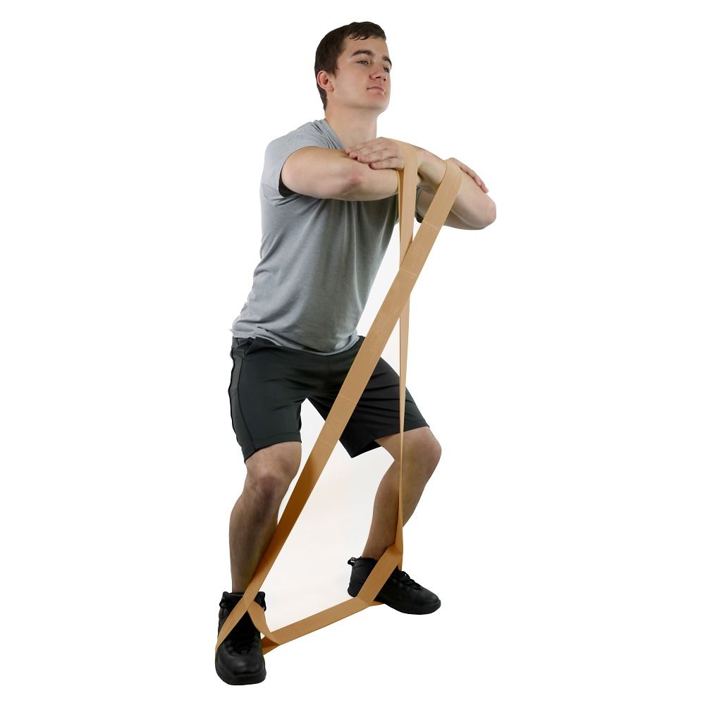 Fitnessband Multi-Grip Exerciser Rolle, beige, in Gebrauch. Person in Kniebeuge, Band um Füße und Hände.