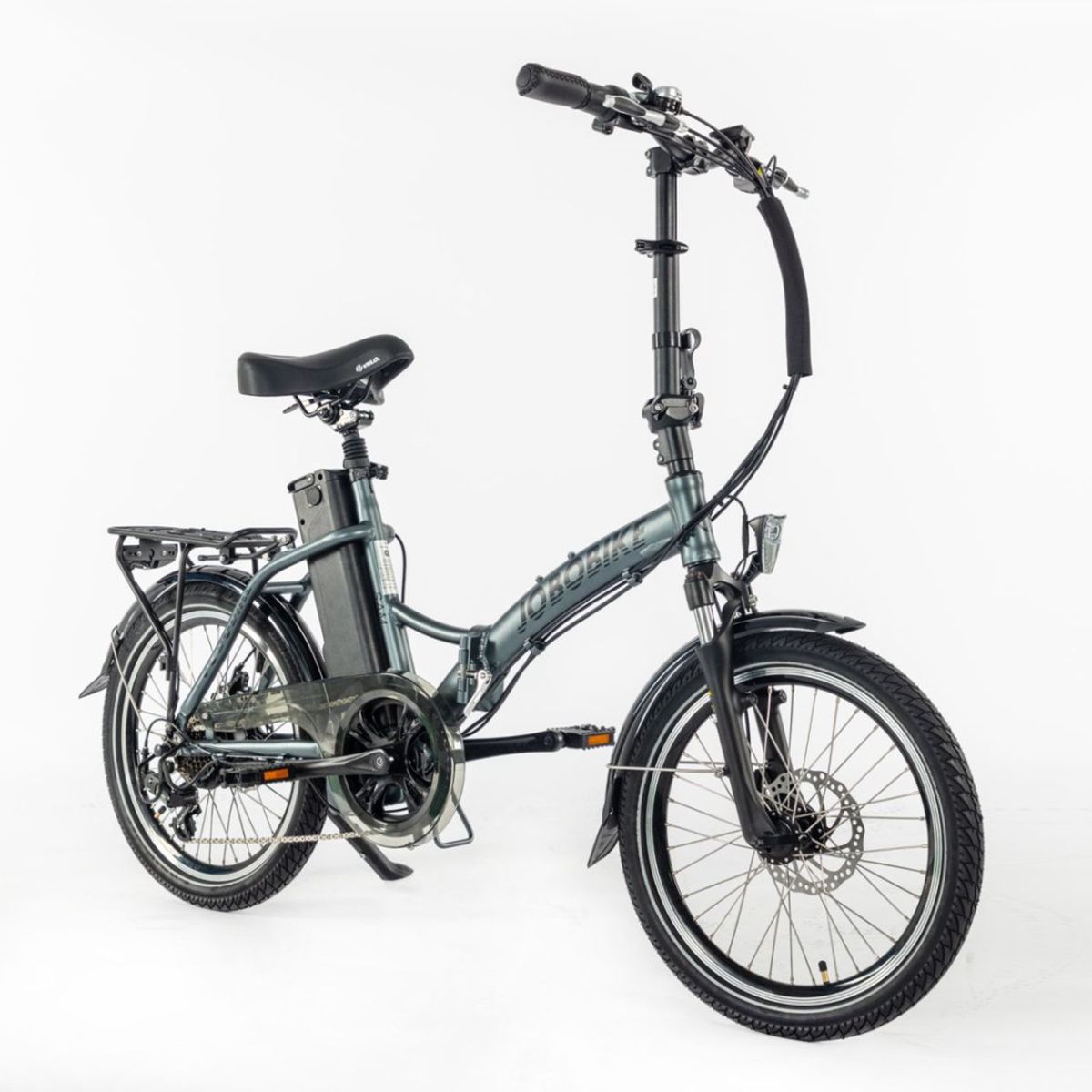 Graues E-Bike JOBOBIKE SAM, Frontansicht. Schwarzer Sattel, Schutzbleche, Scheinwerfer und Akku am Rahmen.
