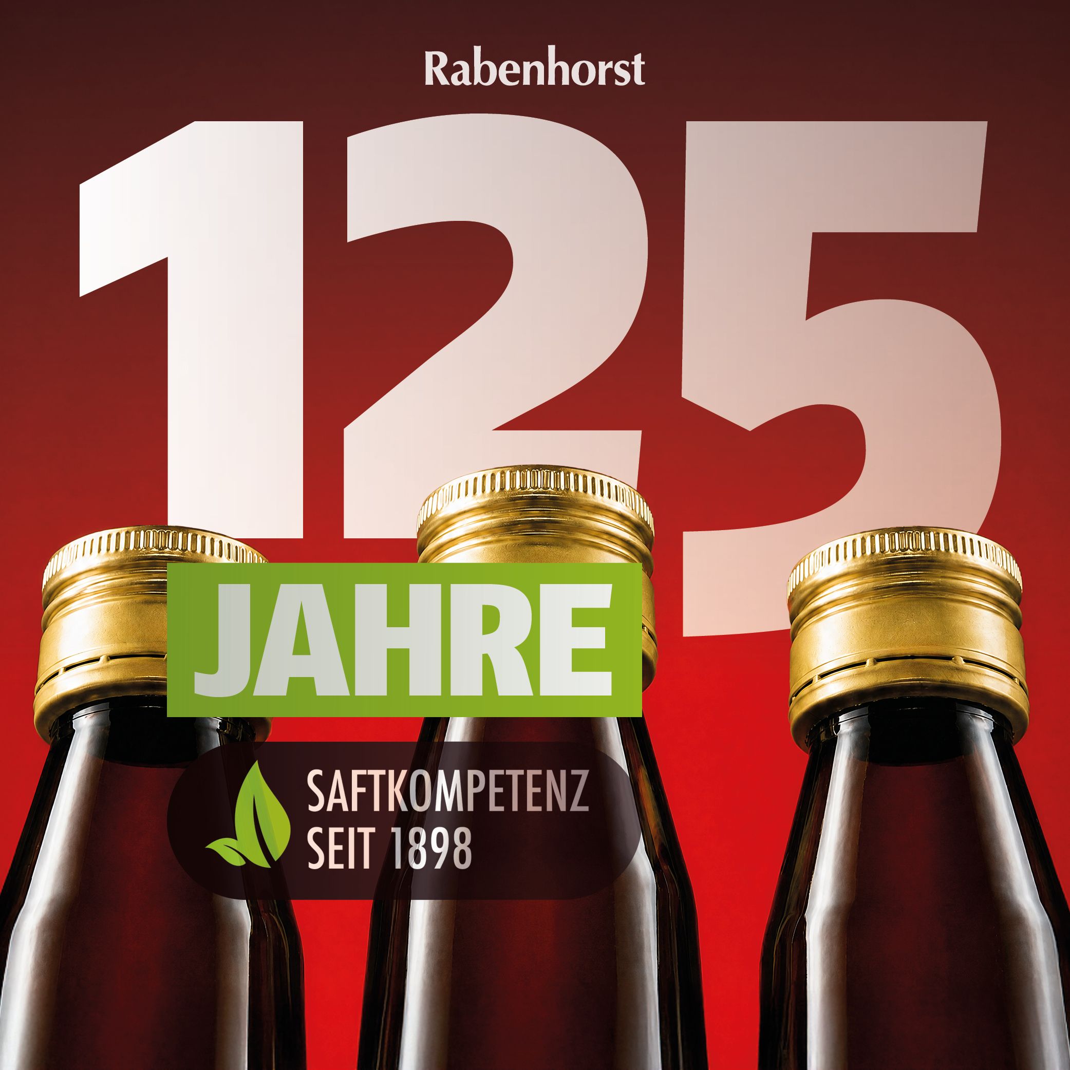 Drei Flaschenhälse mit goldenen Verschlüssen. "125 Jahre Saftkompetenz seit 1898" steht im Hintergrund.