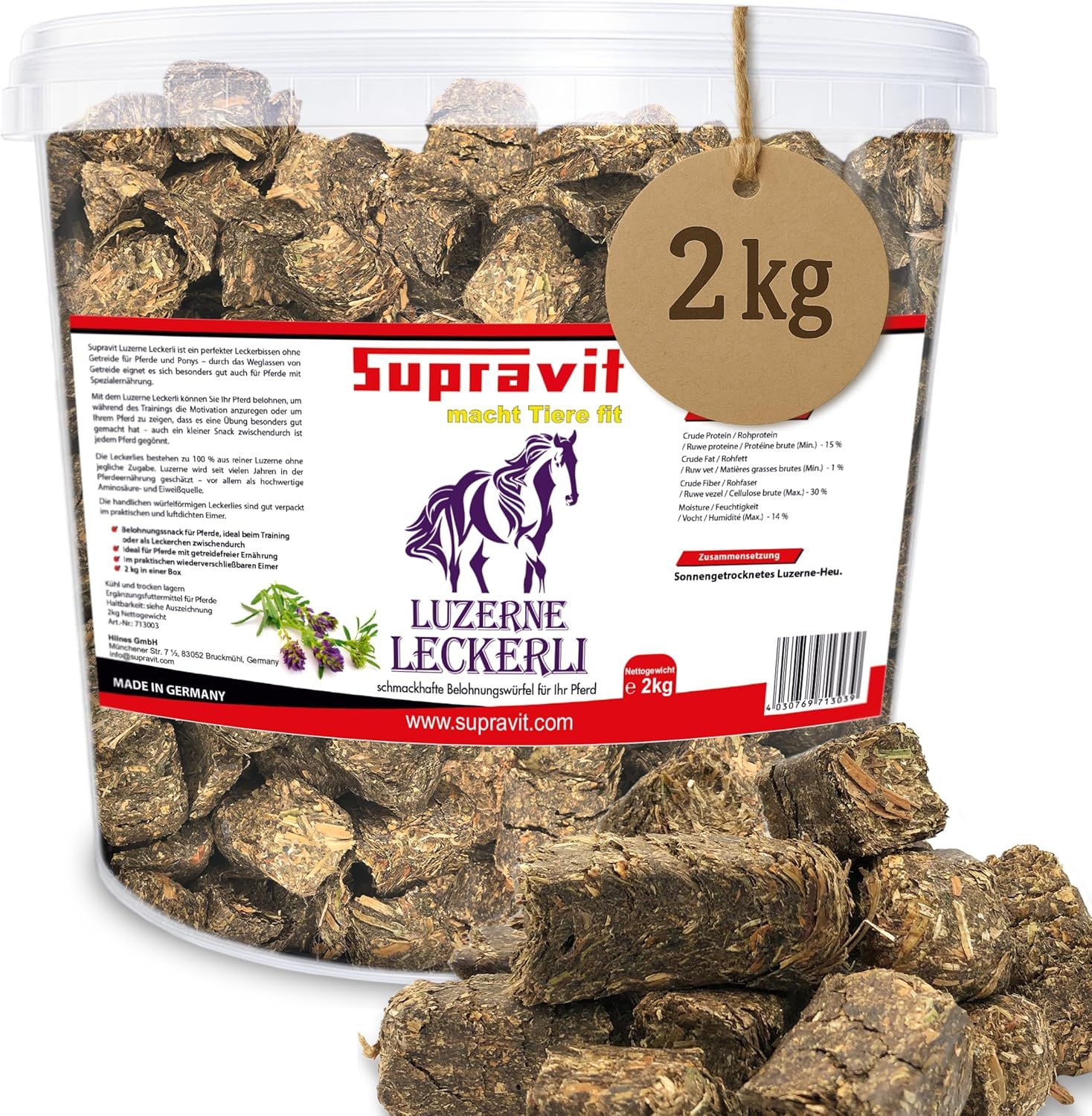 Eimer mit Luzerne Leckerli. Aufschrift: Supravit, Luzerne Leckerli, 2 kg. Produkt liegt vor dem Eimer.