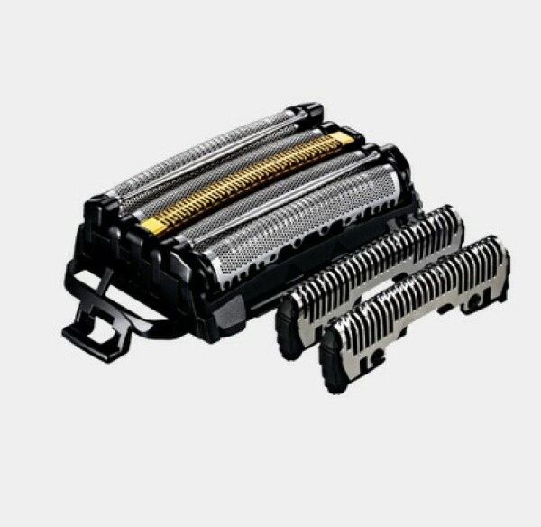 Rasierer-Ersatzscherkopf mit silbernen und goldenen Elementen. Enthält drei separate Scherteile. Schwarzer Kunststoffrahmen.