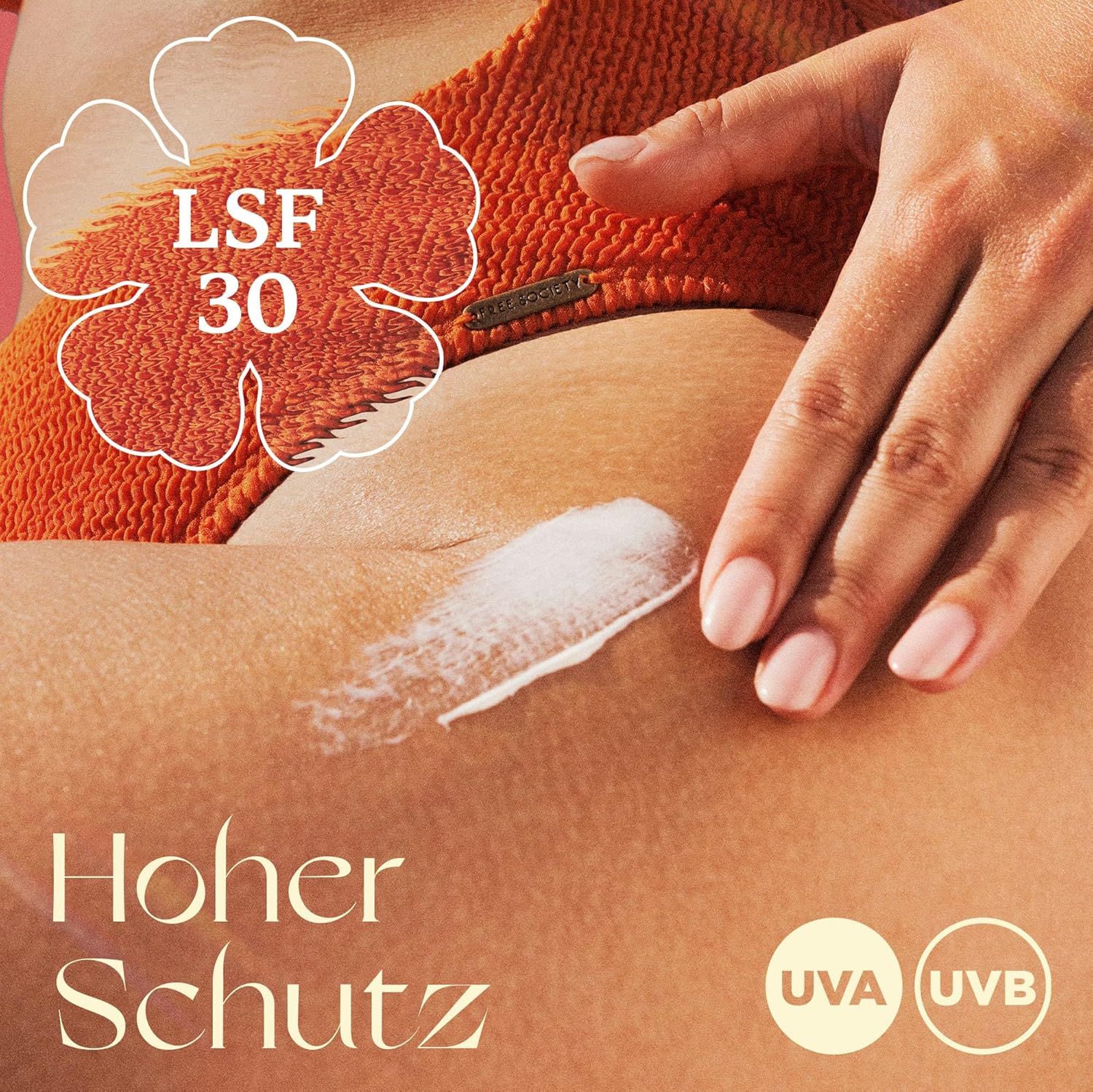 Haut mit Sonnencreme eingerieben. Text: Hoher Schutz UVA & UVB. LSF 30. Aufschrift: UVA UVB.