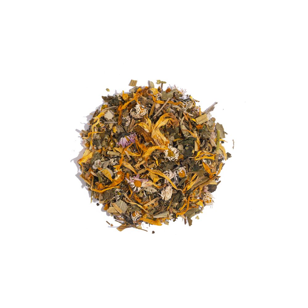 Haufen getrockneter Kräuter und Blüten auf weißem Hintergrund. Farben: Gelb, Grün, Braun und Lila.