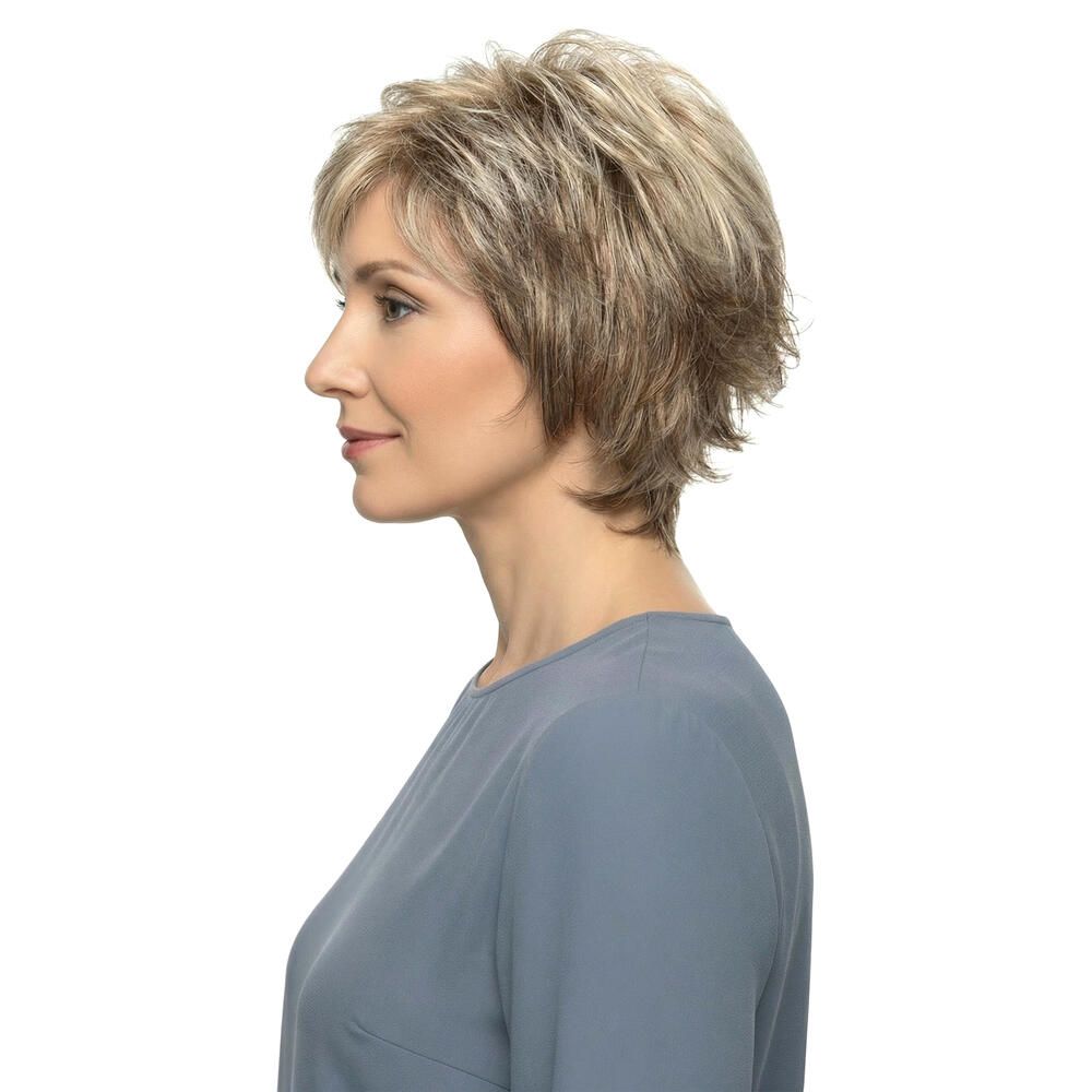 Profil einer Frau mit Perücke Luka von Lofty. Kurzes, blondes Haar. Trägt ein blaues Oberteil.