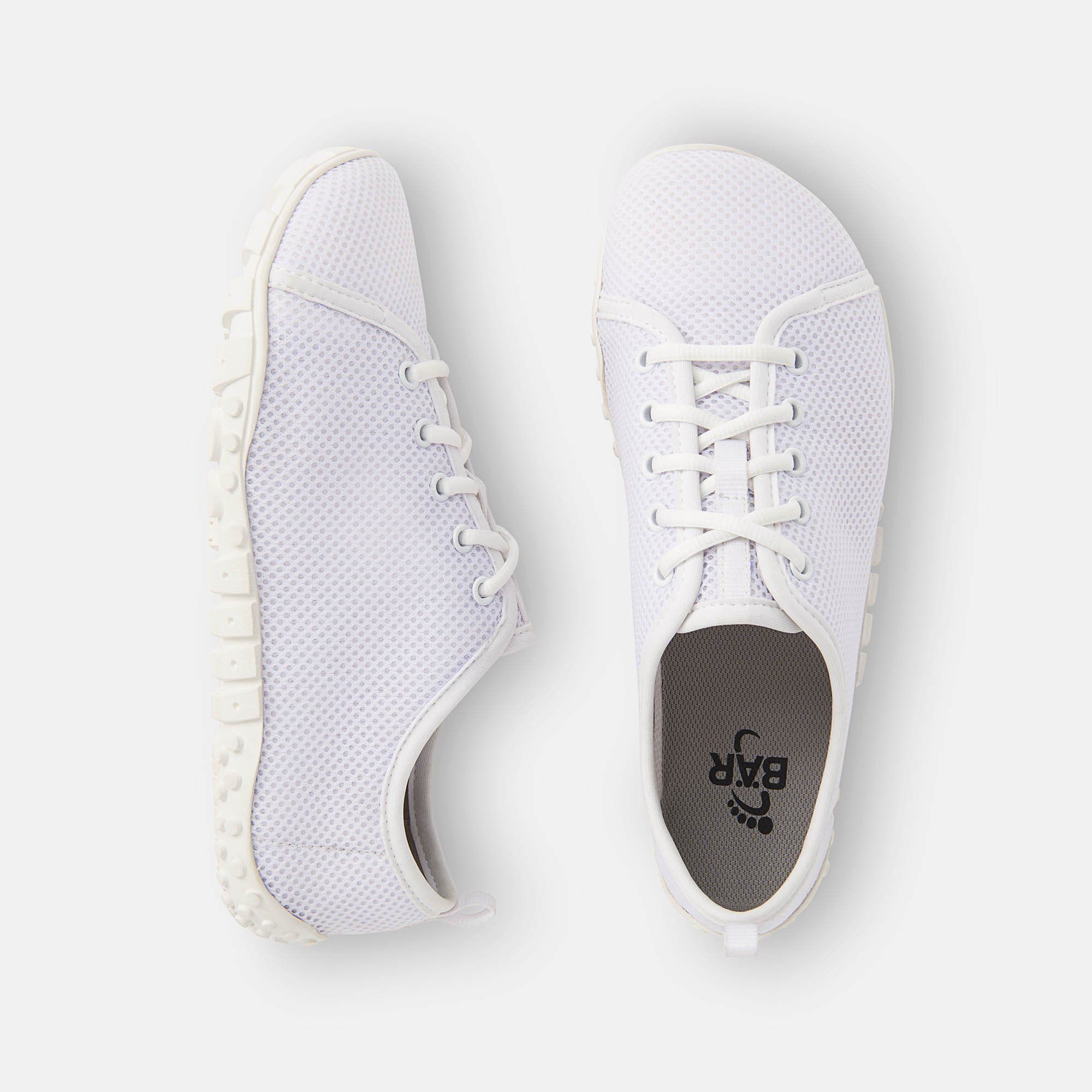Zwei weiße Schnürschuhe. Mesh-Obermaterial, helle Schnürsenkel und Sohle. Innensohle mit Logo.