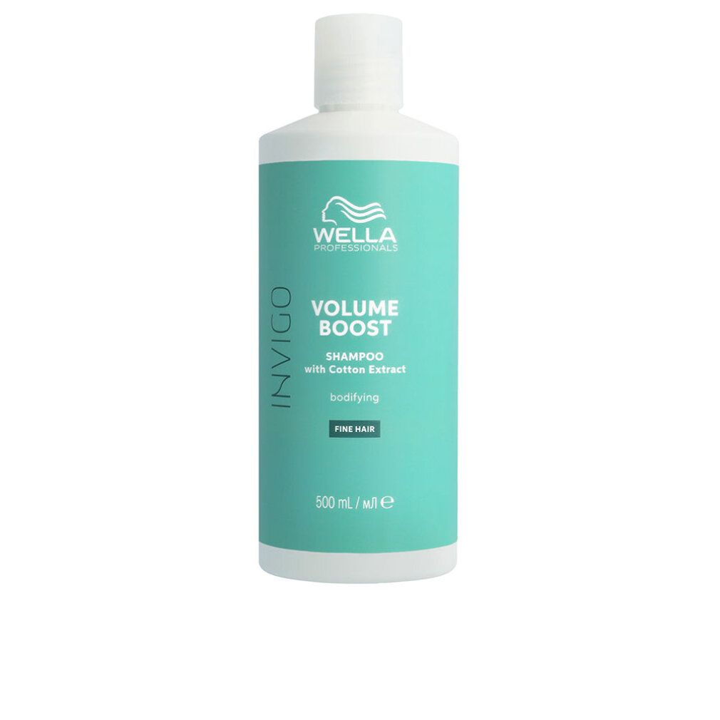 Weiße Flasche mit grünem Etikett. Aufschrift: WELLA, INVIGO, VOLUME BOOST, SHAMPOO. Text: with Cotton Extract, bodifying, FINE HAIR, 500 ml.