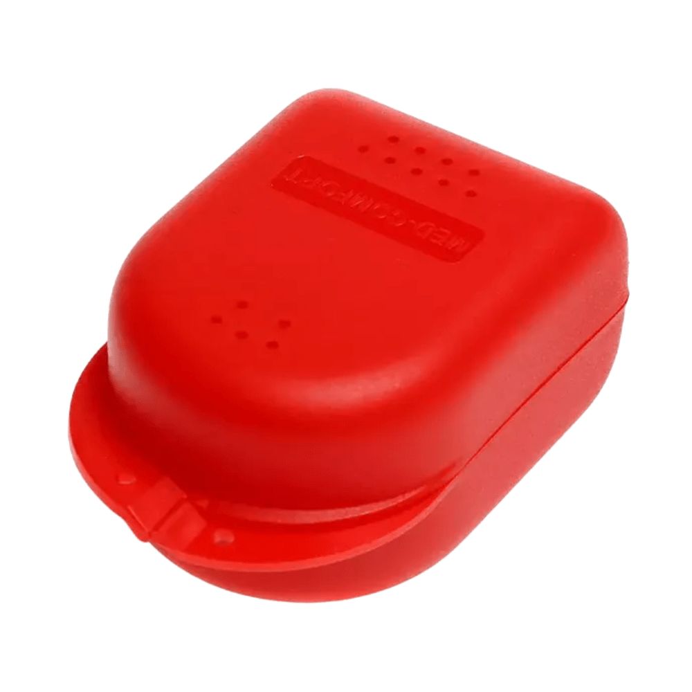 Rote Zahnspangenbox mit abgerundeten Ecken. Auf dem Deckel steht "MED-COMFORT". Die Box hat Belüftungslöcher.