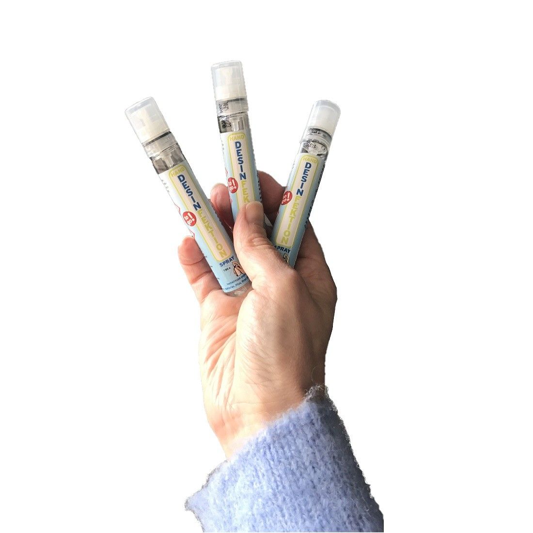 Hand hält drei Sprühflaschen DE-SIN® Hand-Desinfektions Spray. Transparente Flaschen mit weißem Sprühkopf und blau-weißem Etikett. Aufschrift: DESINFEKTION.