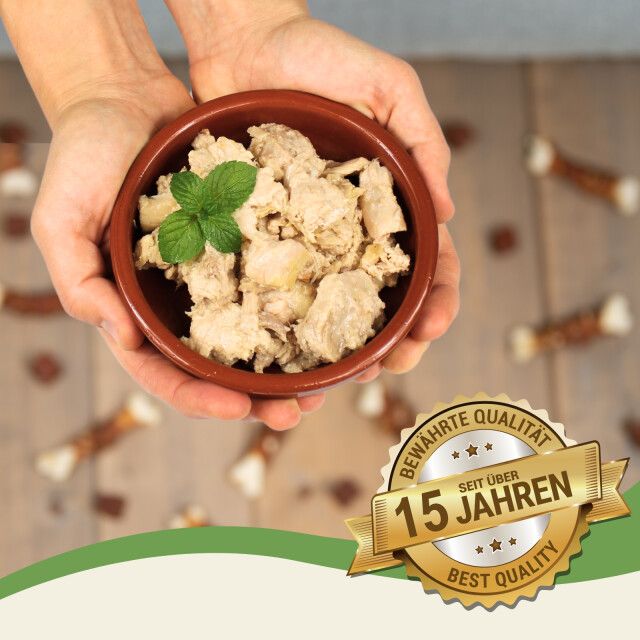 Hundefutter in einer Schale, gehalten von Händen. Aufkleber: Bewährte Qualität, seit über 15 Jahren, Best Quality.