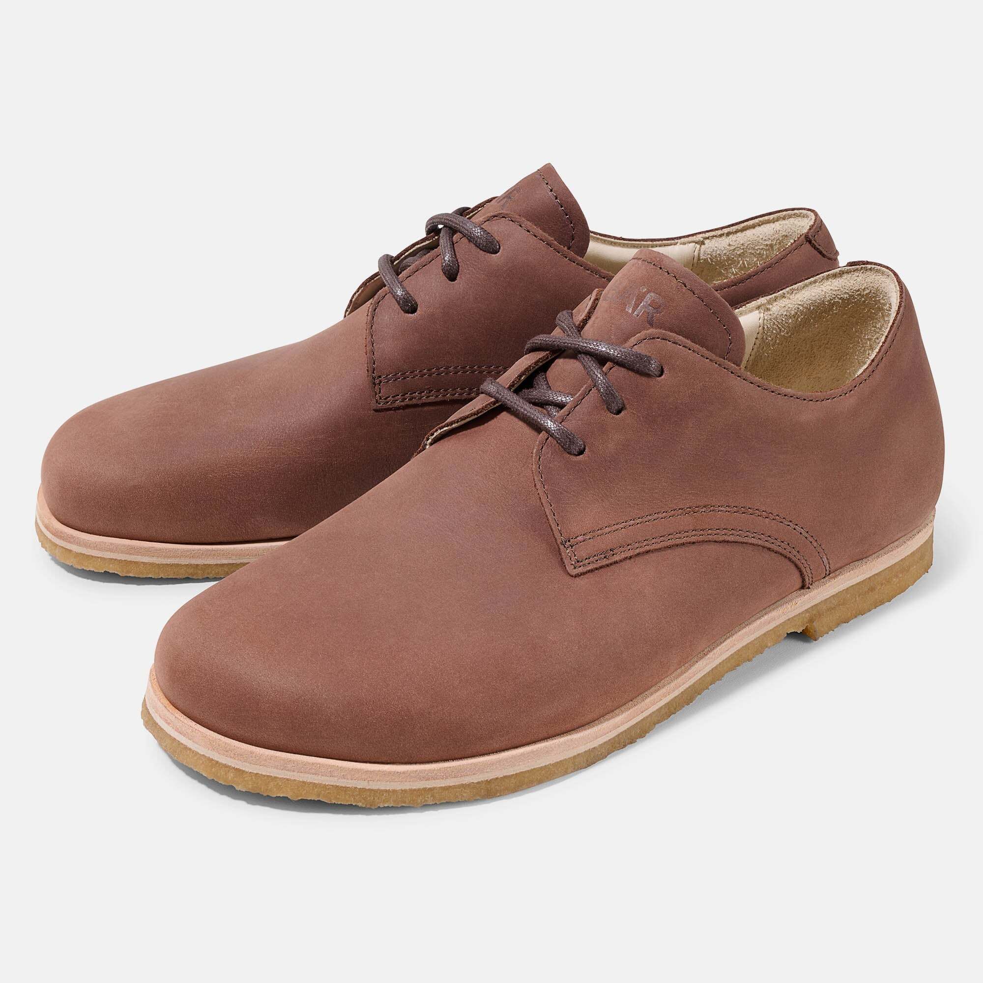 Braune Schnürschuhe für Herren aus Leder mit Schnürung und heller Gummisohle.