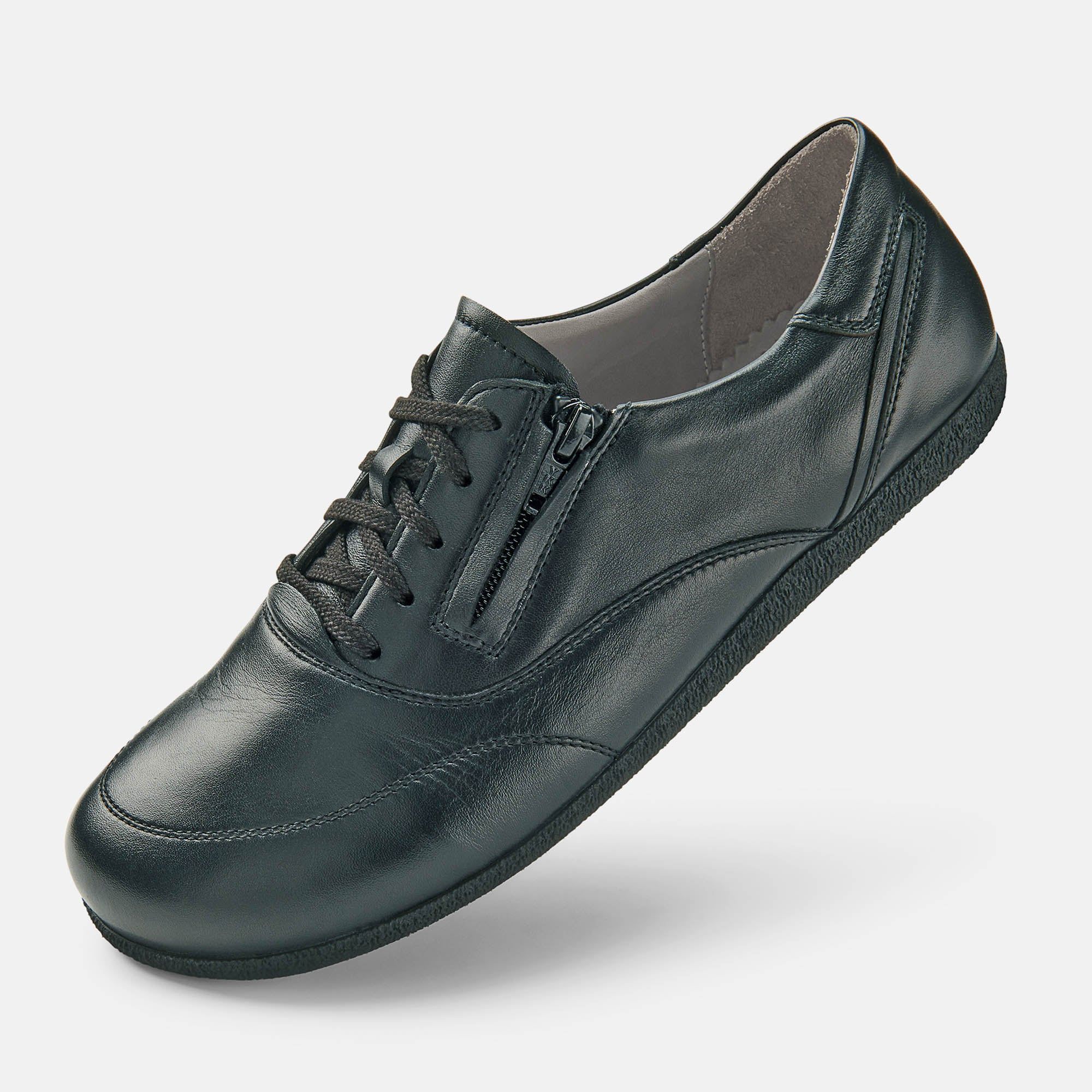 Schwarzer Lederschnürschuh mit Reißverschluss. Breite Passform. Schuh schräg von der Seite.