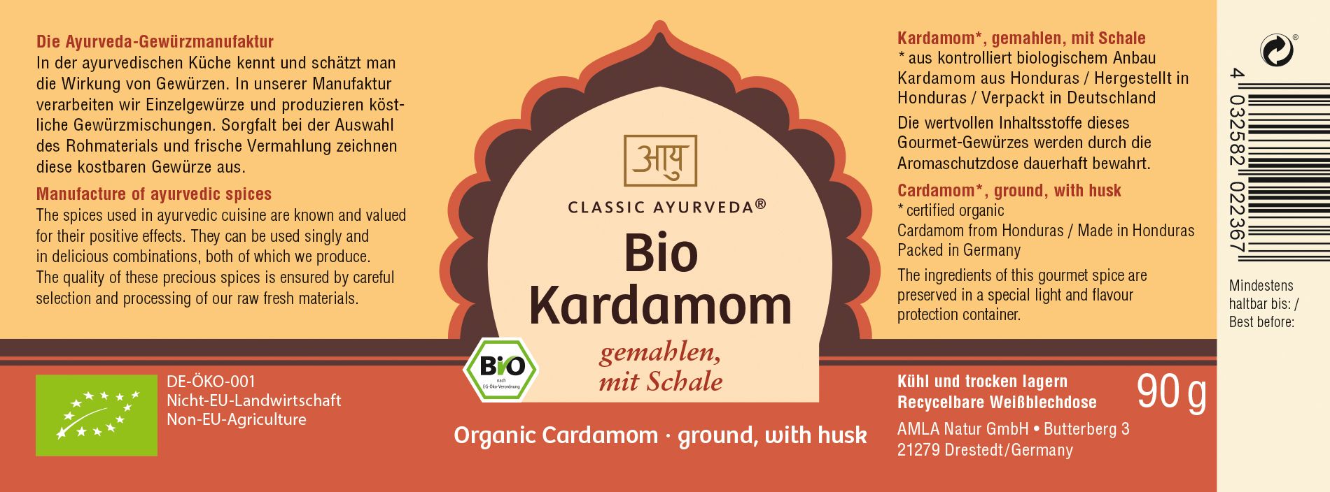 Etikett mit Text: Classic Ayurveda Bio Kardamom, gemahlen, mit Schale. Bio-Siegel. Text in Deutsch und Englisch.