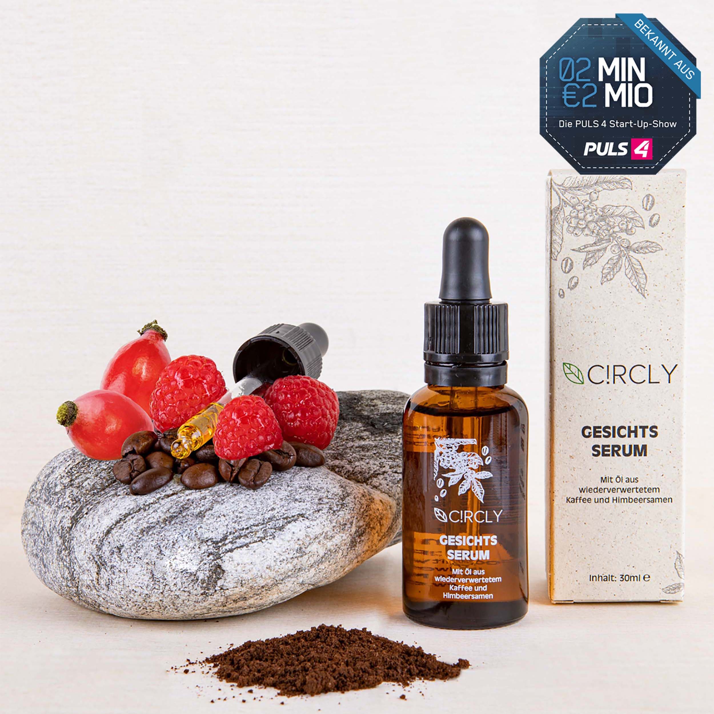 Braune Serumflasche mit Pipette, daneben Himbeeren, Kaffeebohnen und eine Schachtel. Aufschrift: CIRCLY Gesichts Serum.