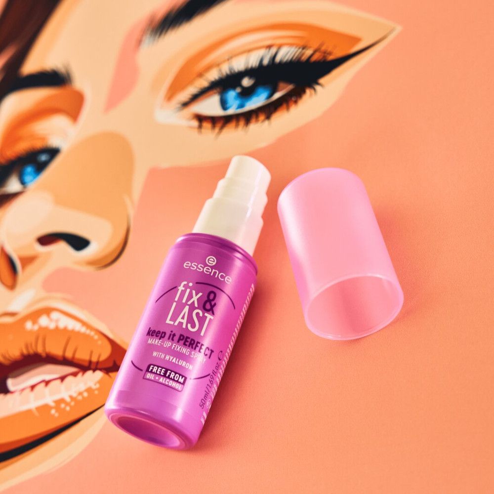 Rosa Make-up Fixierspray-Flasche mit Deckel. Schriftzug: Essence, fix & LAST, keep it PERFECT, mit Hyaluron, FREE FROM. Hintergrund: Gesichtsskizze.